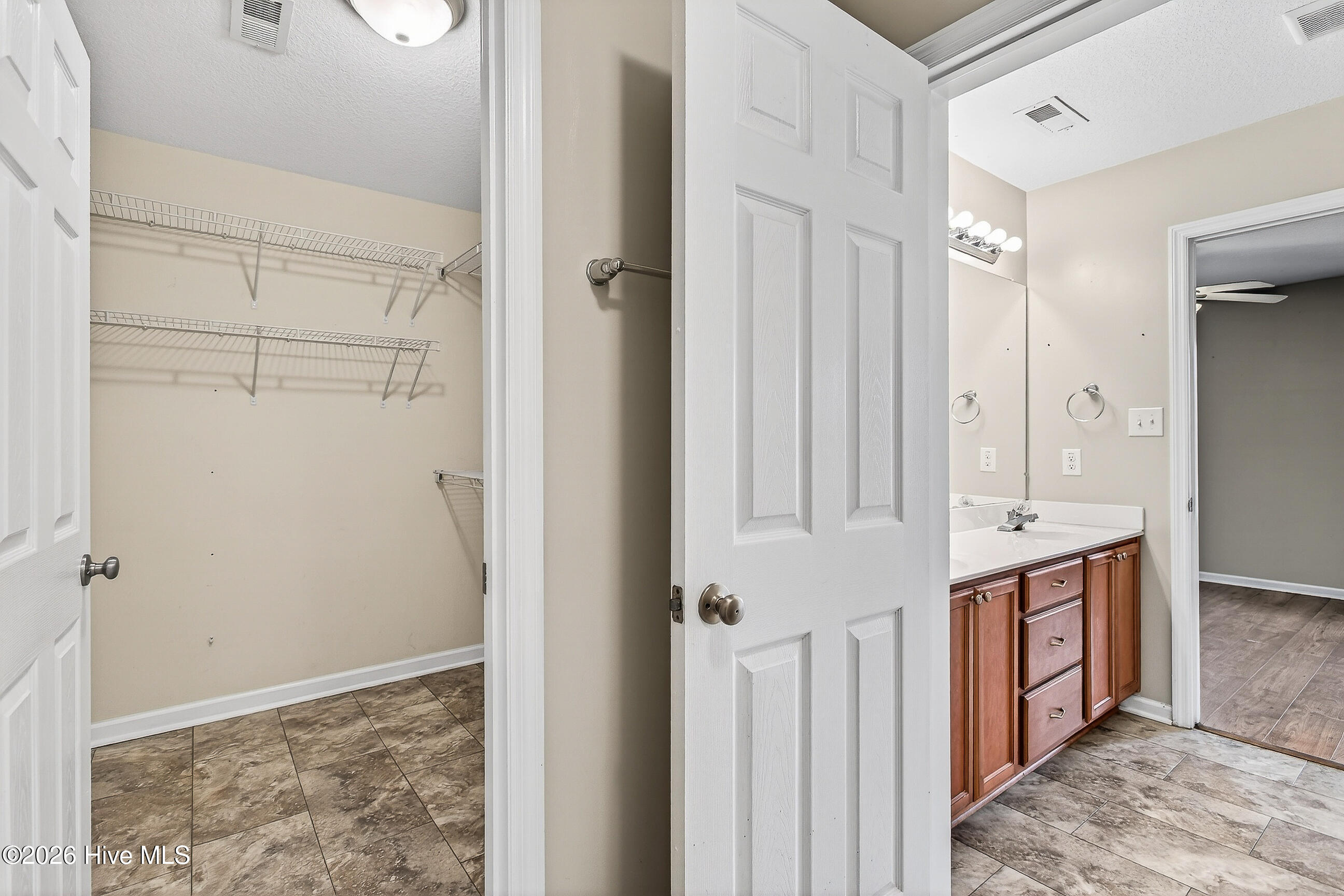 100563999 | Photo 18