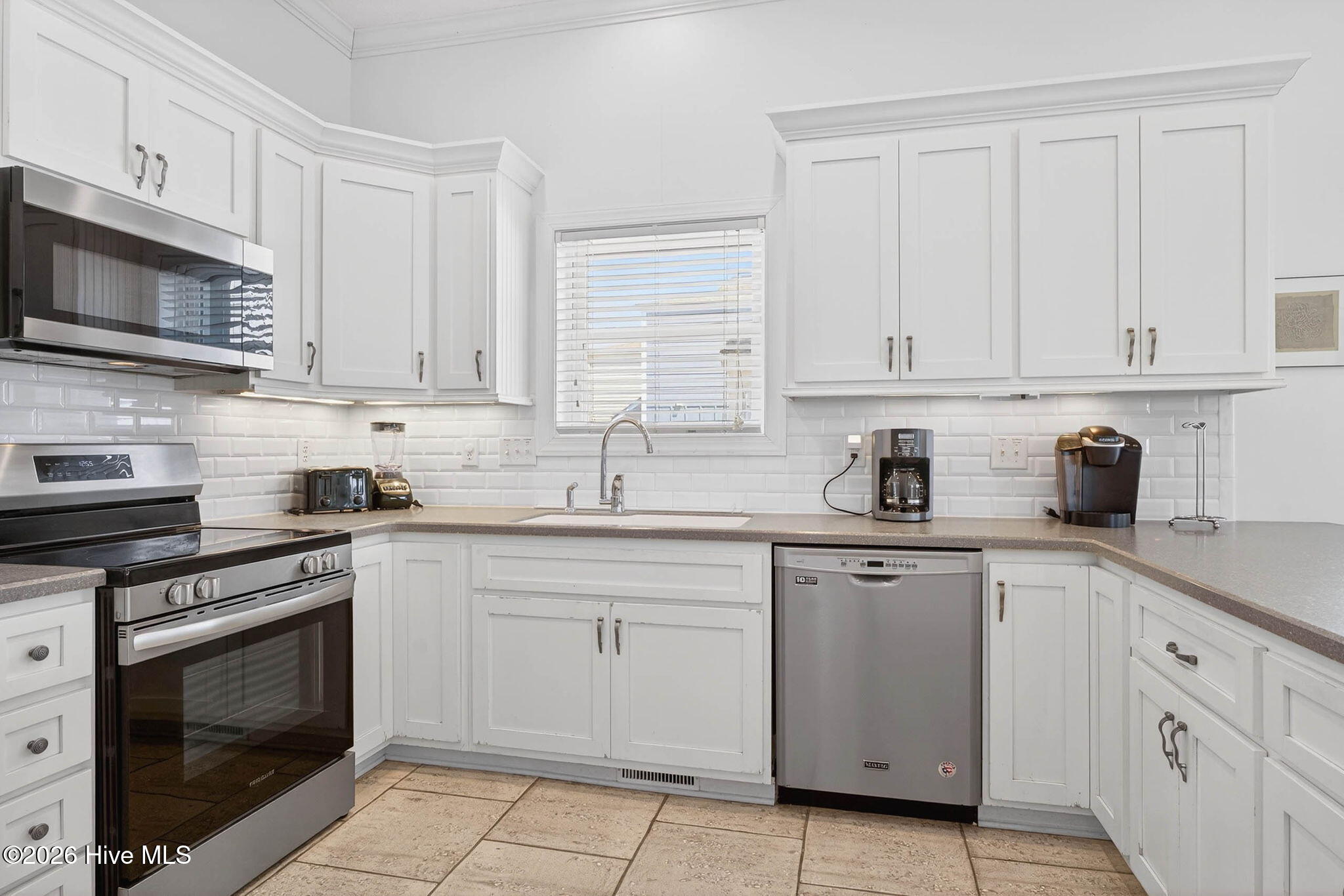 100563244 | Photo 51