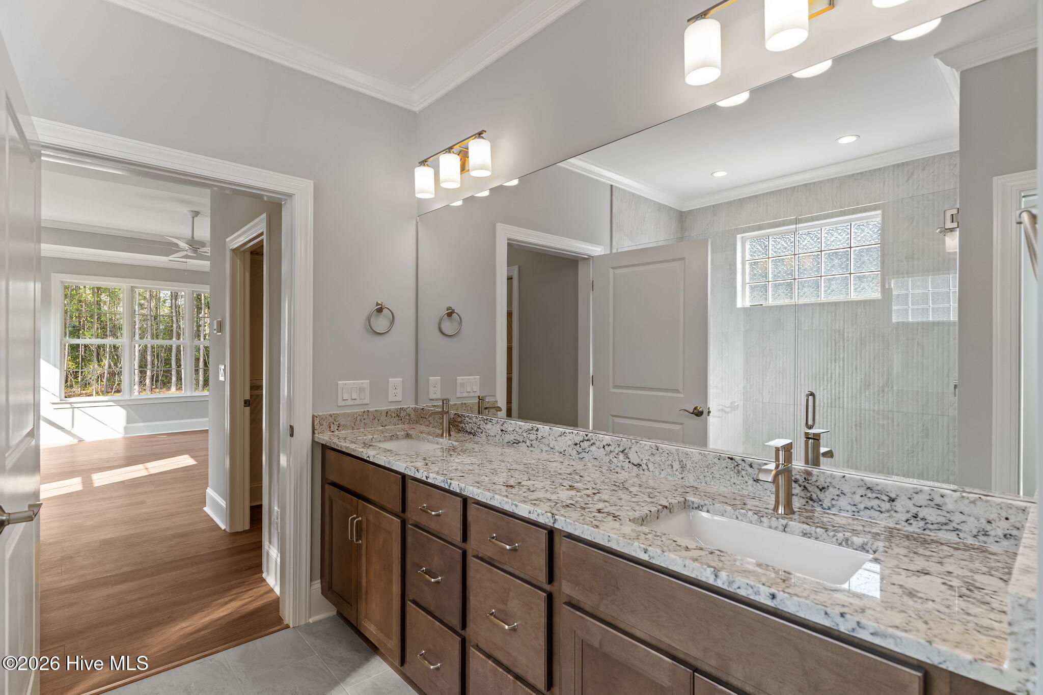 100554681 | Photo 25