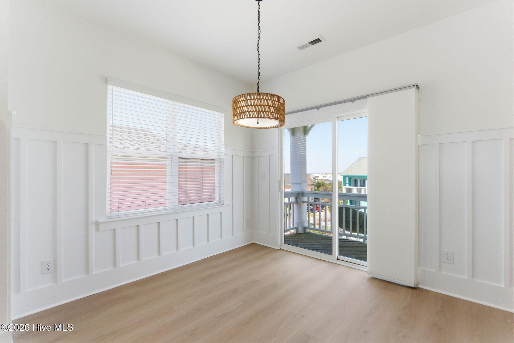 100570337 | Photo 12