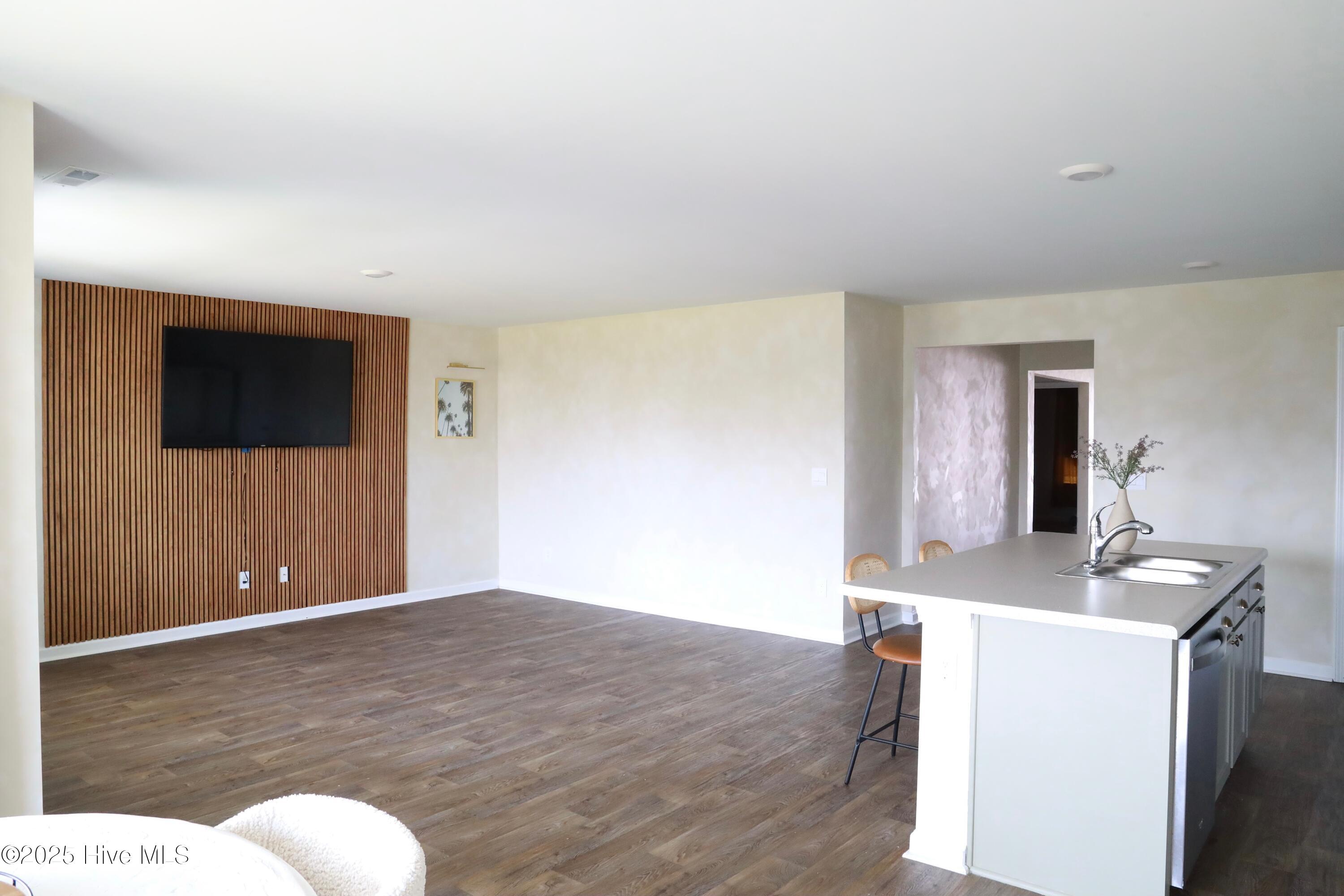 100561165 | Photo 14