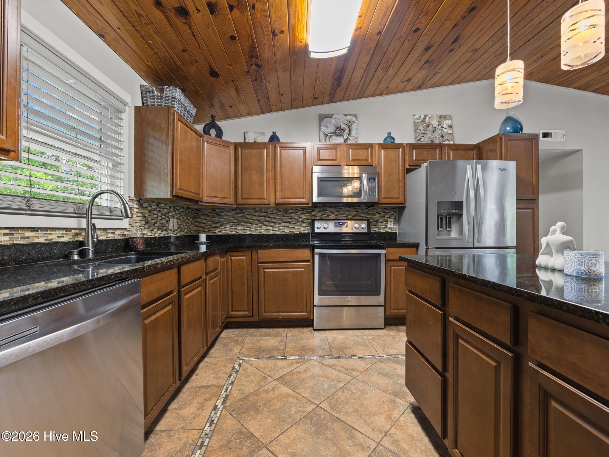 100570195 | Photo 12