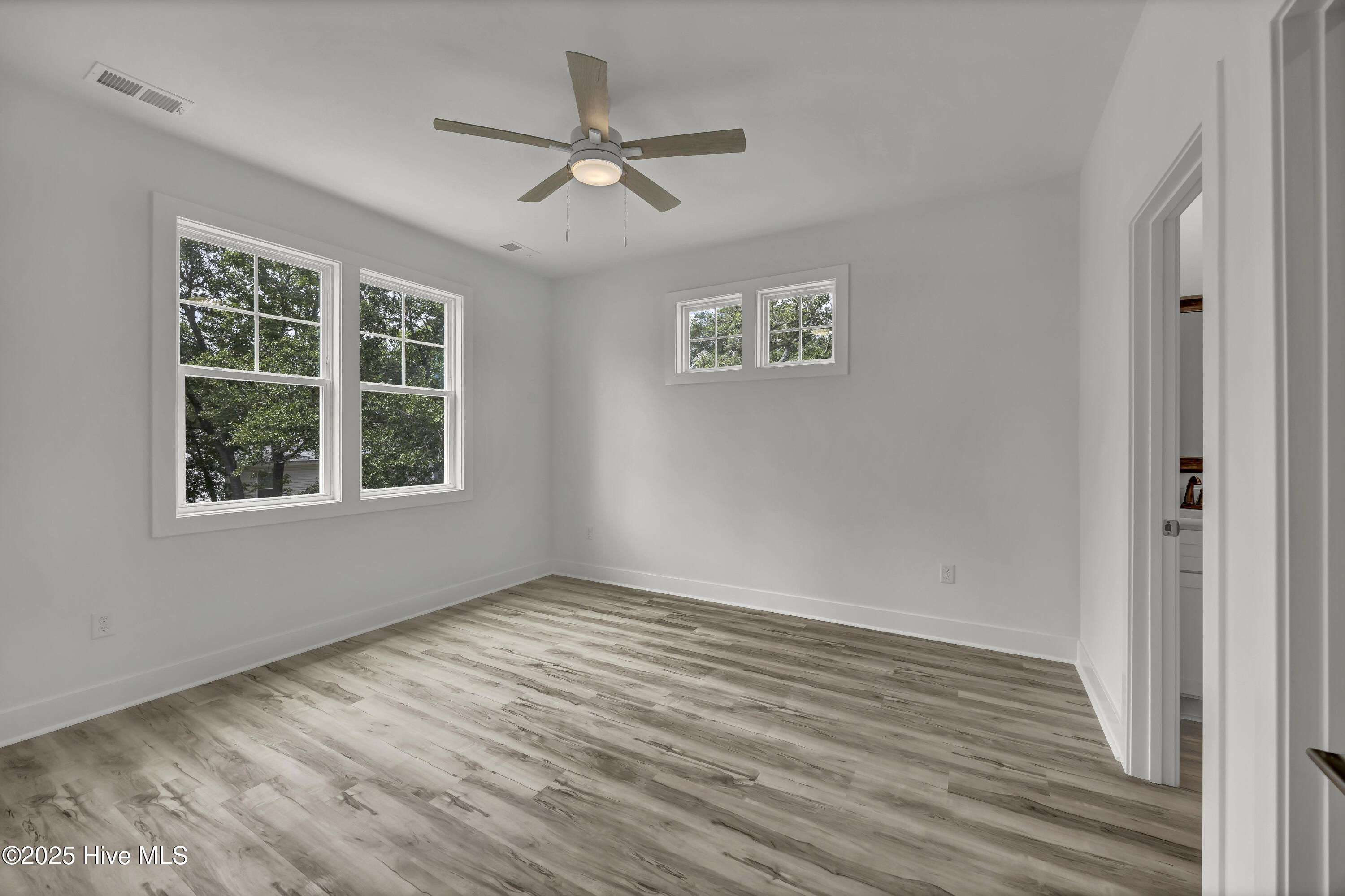 100509344 | Photo 18