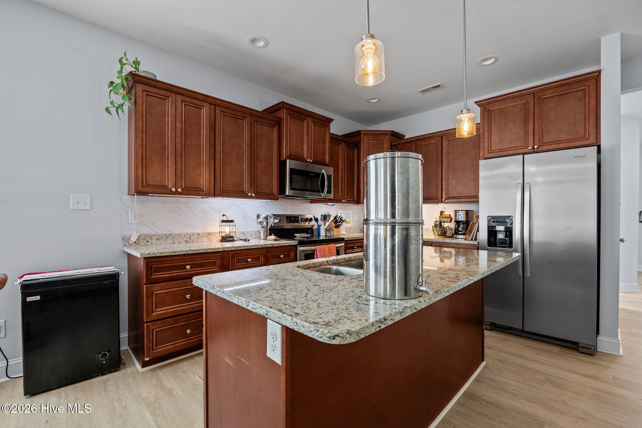 100567185 | Photo 11