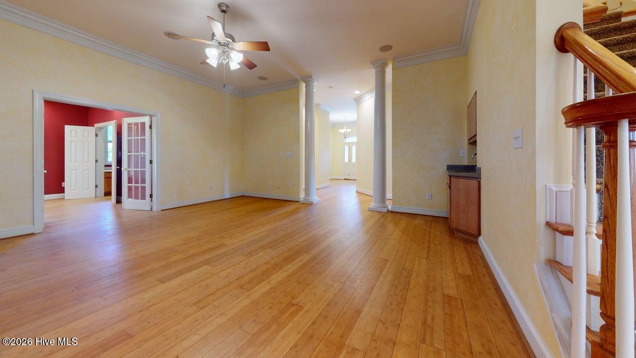 100568487 | Photo 53