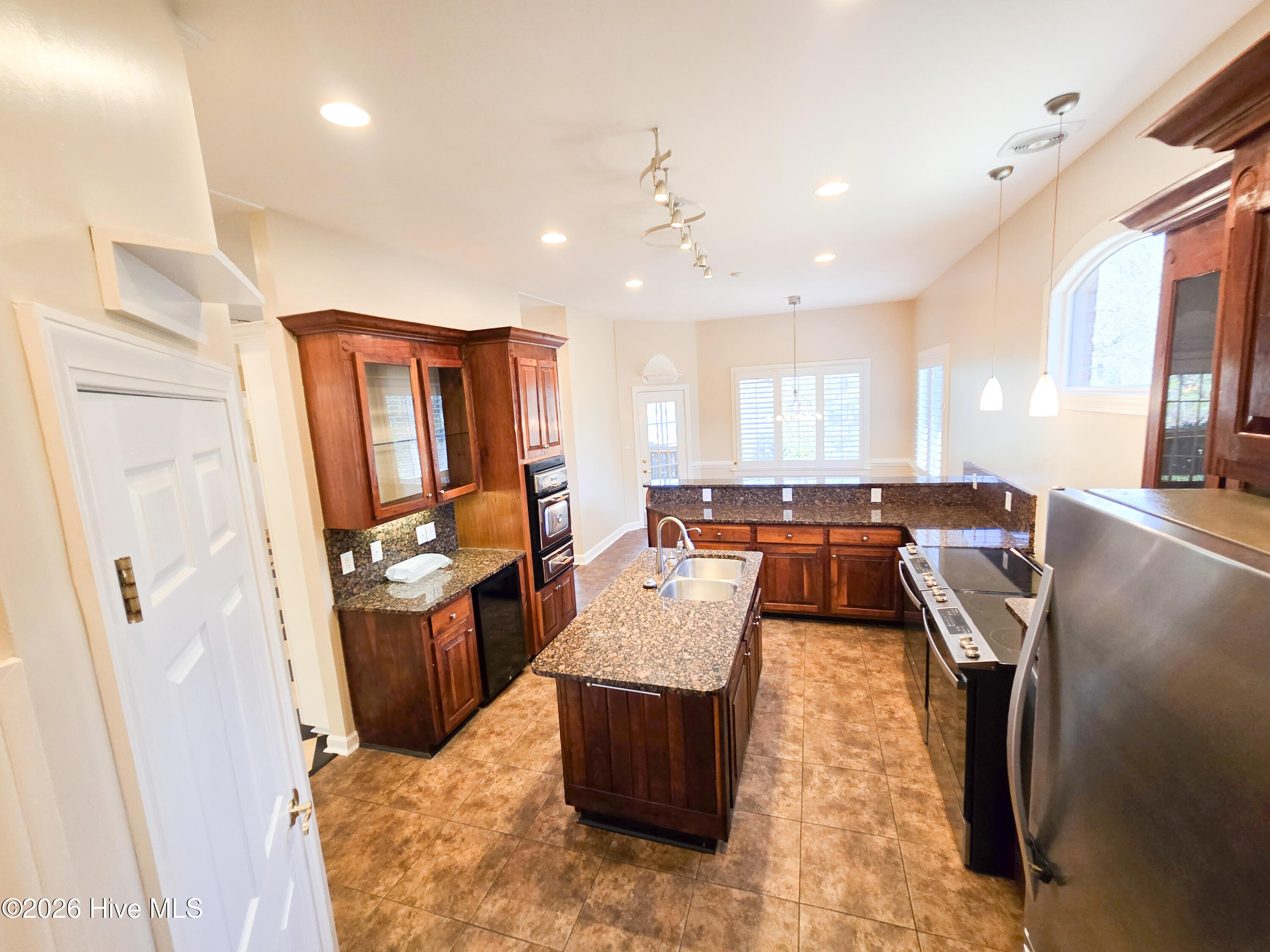 100558924 | Photo 11