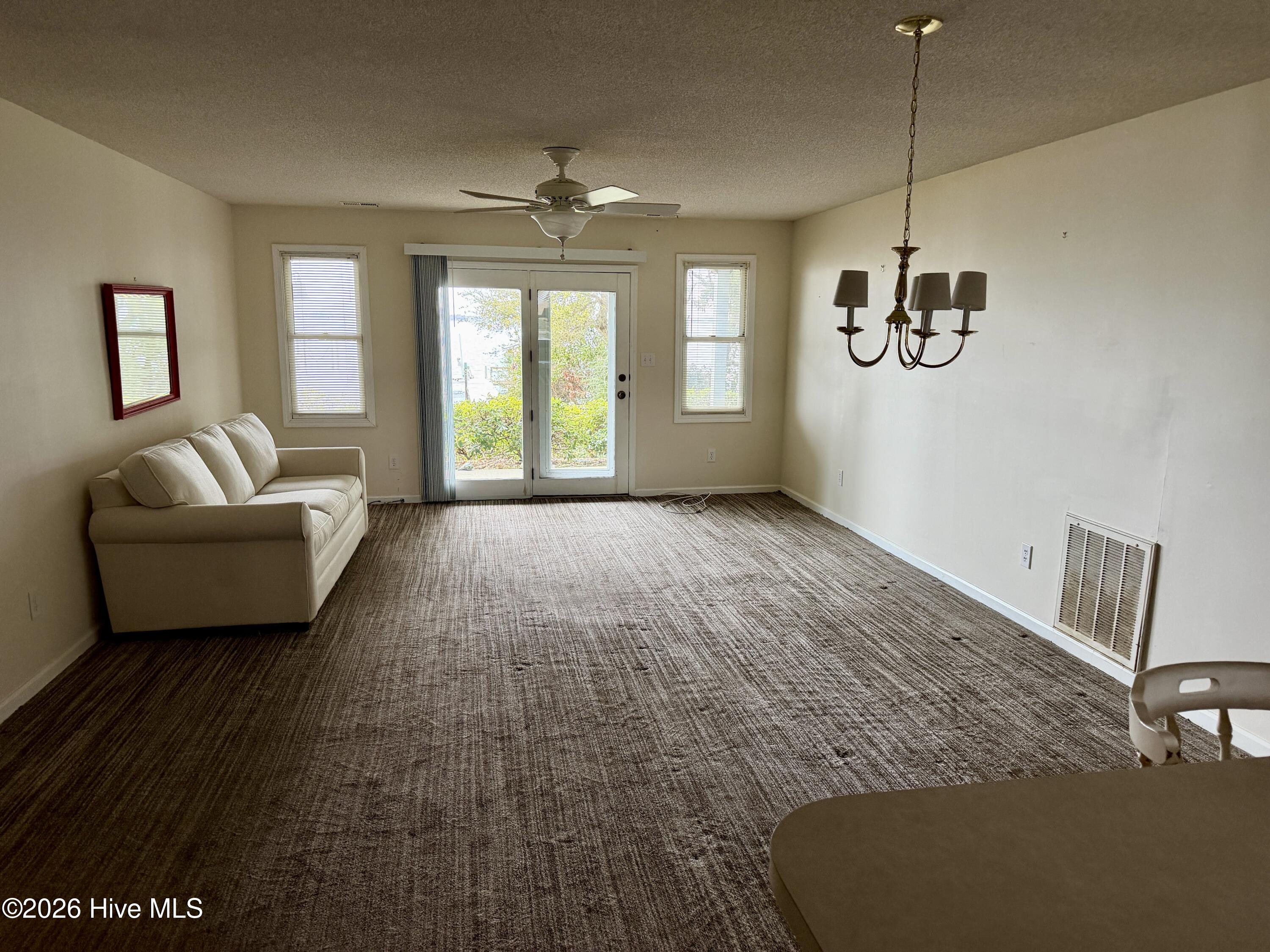 100551194 | Photo 48