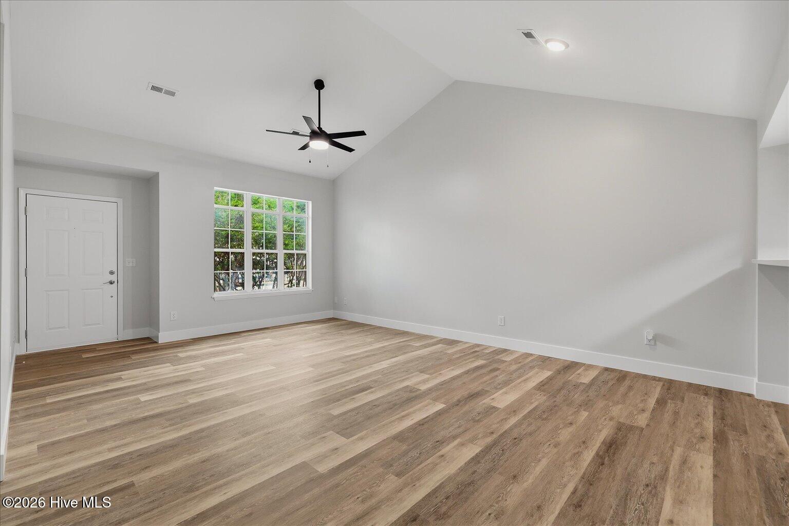 100570357 | Photo 13