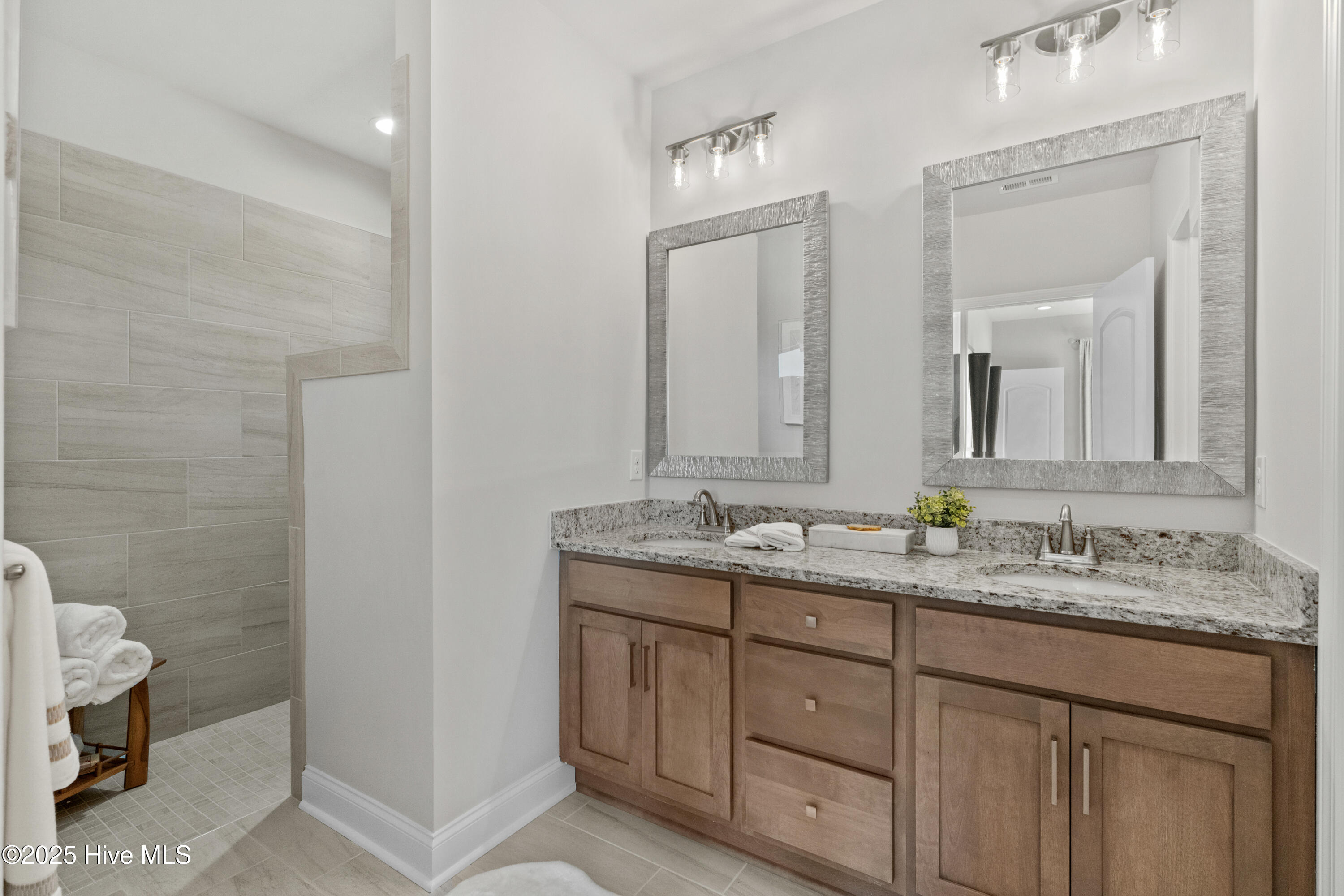 100549256 | Photo 27