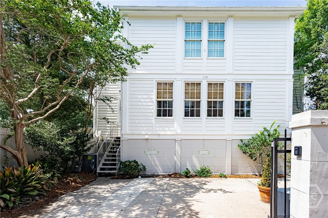 Courtyard and private parking with electric gate