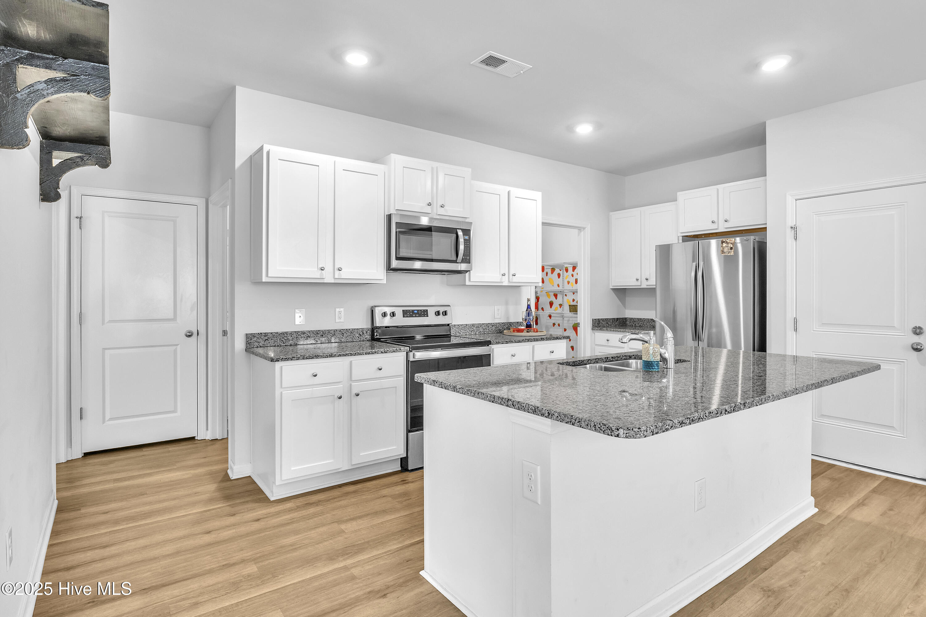 100540789 | Photo 11