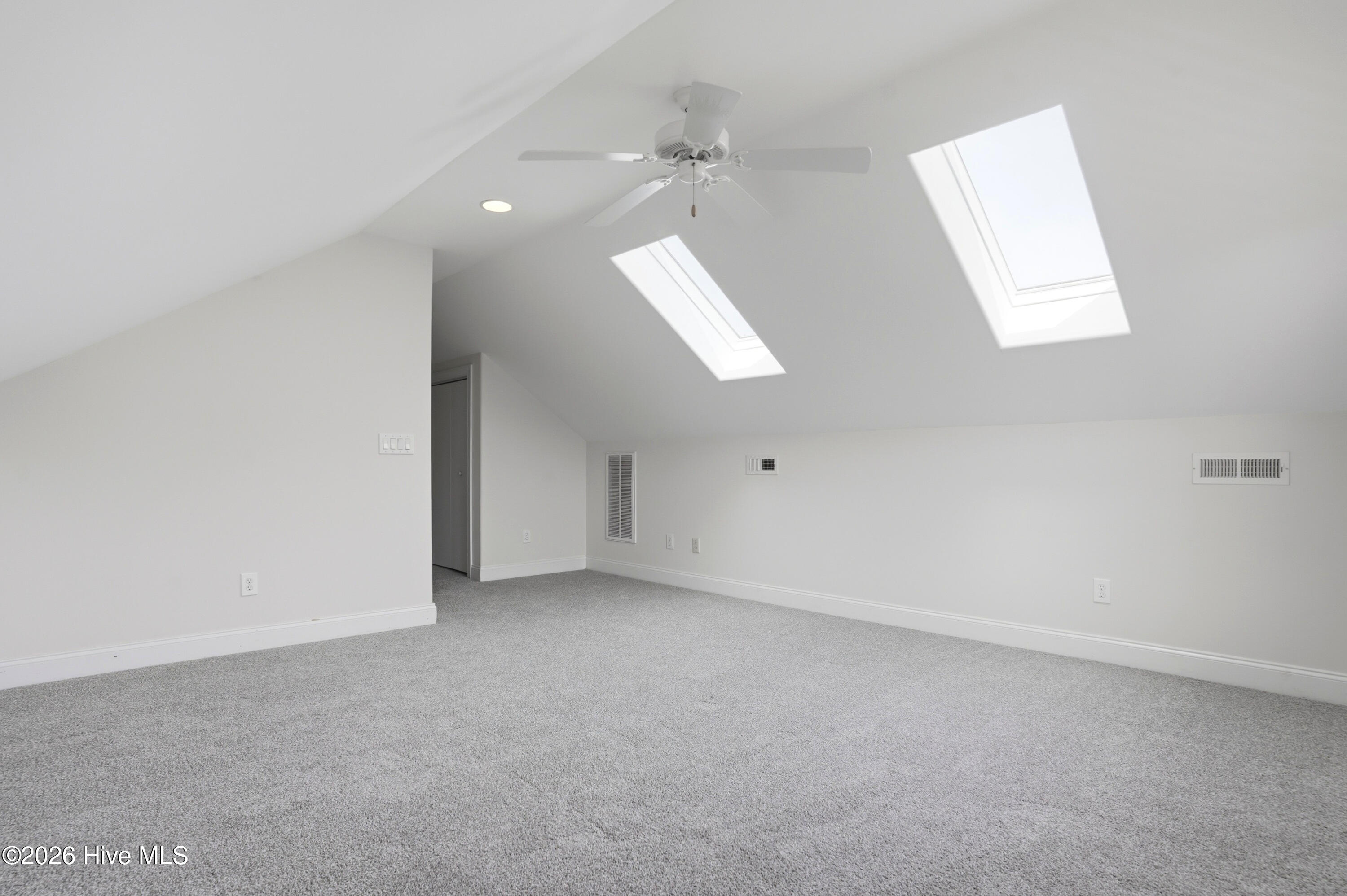 100562677 | Photo 30