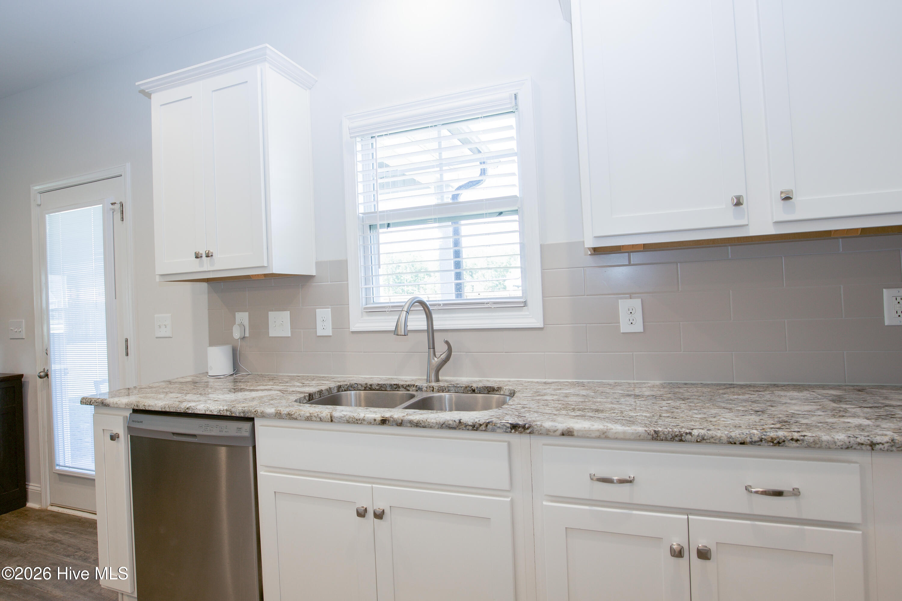 010_Kitchen_Sink_Wall