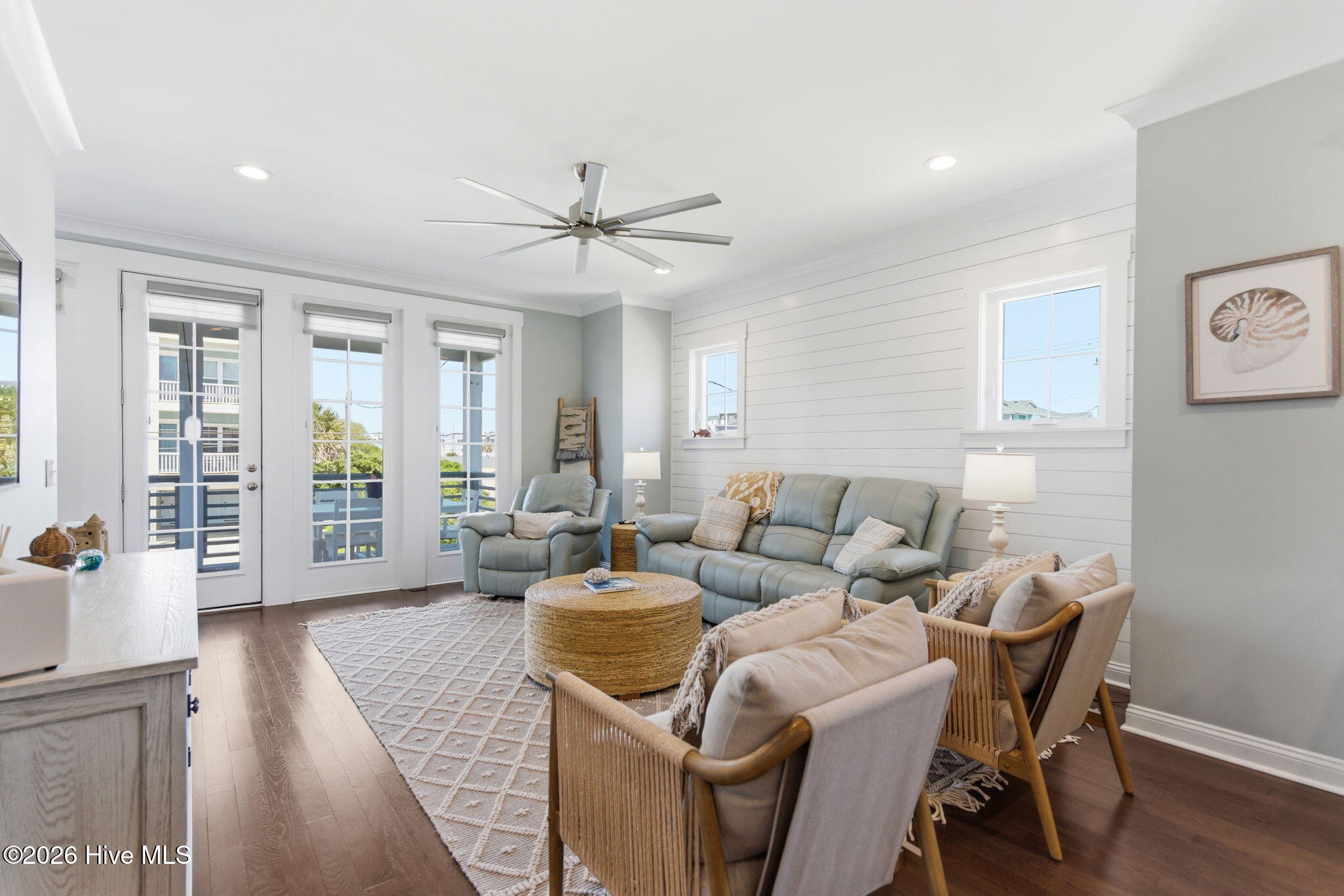 100570056 | Photo 17