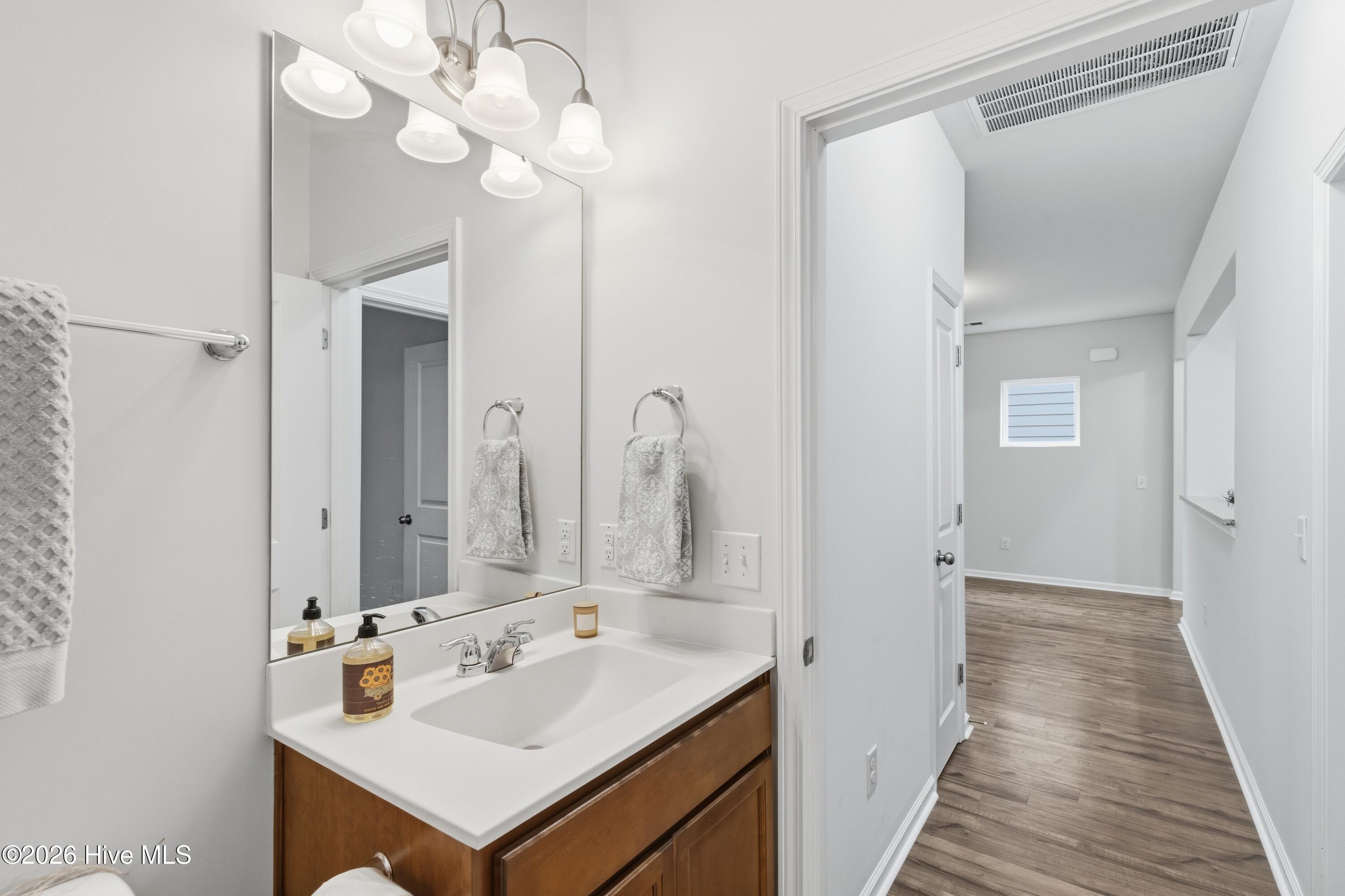 100553479 | Photo 25