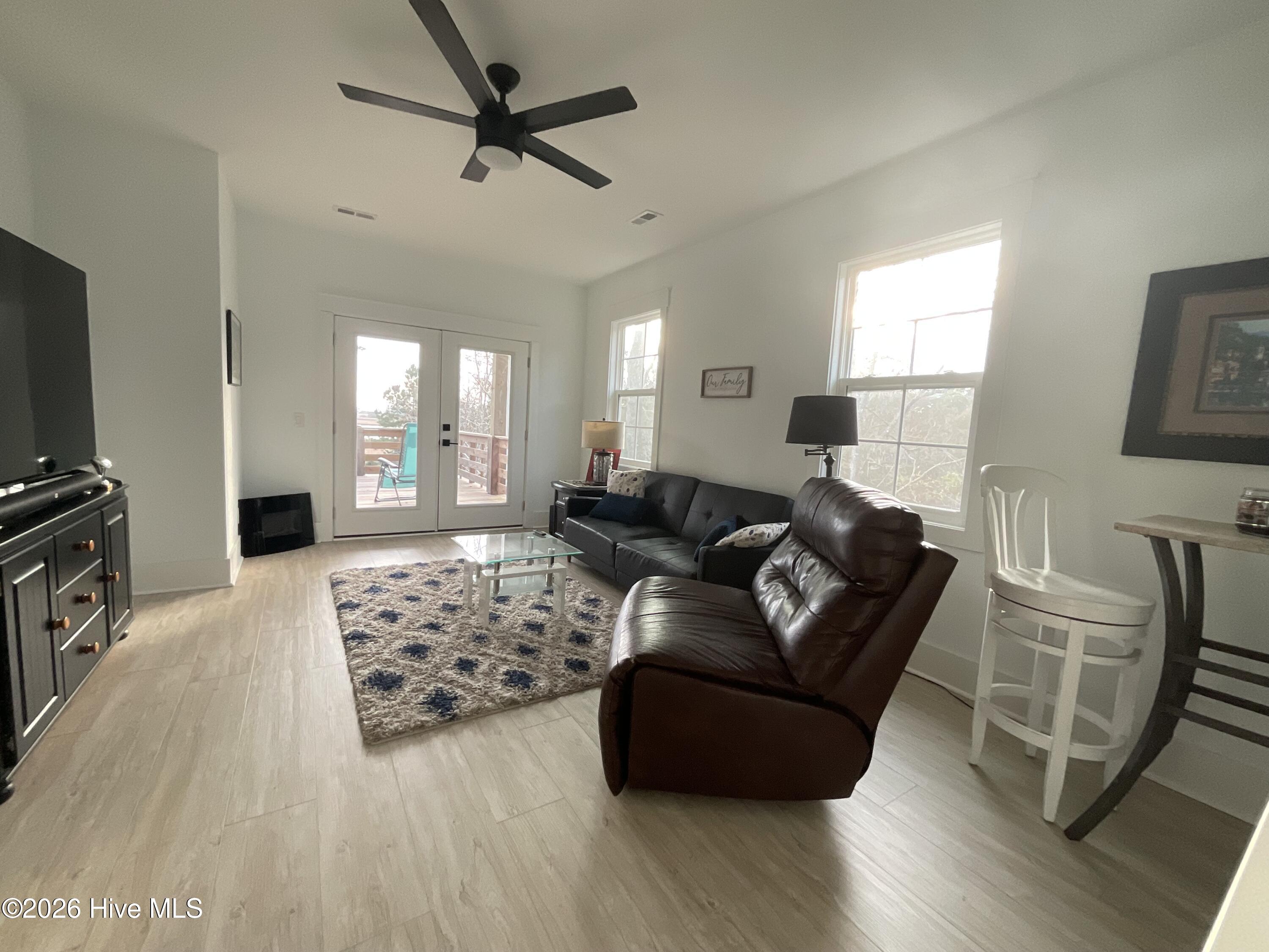 100547303 | Photo 51