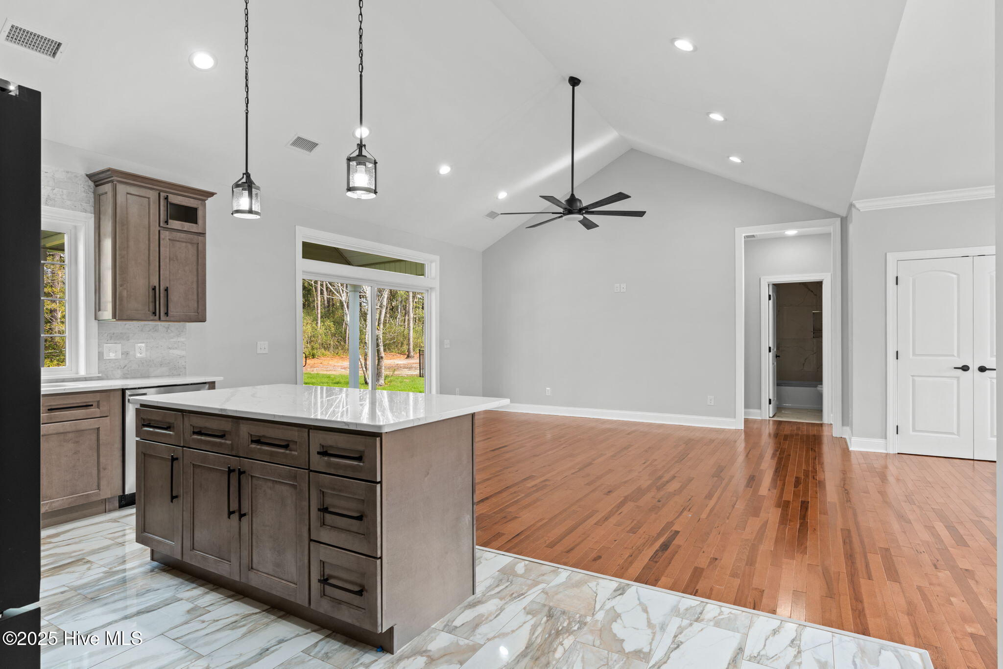 100543428 | Photo 12