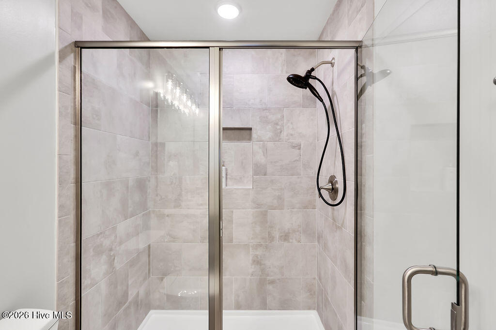 100549717 | Photo 25