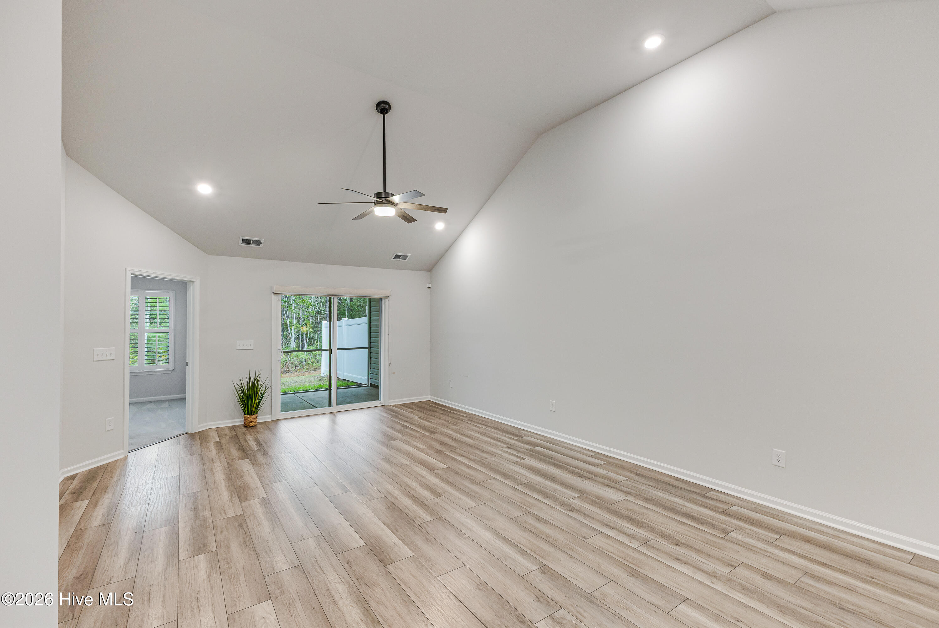 100561168 | Photo 11