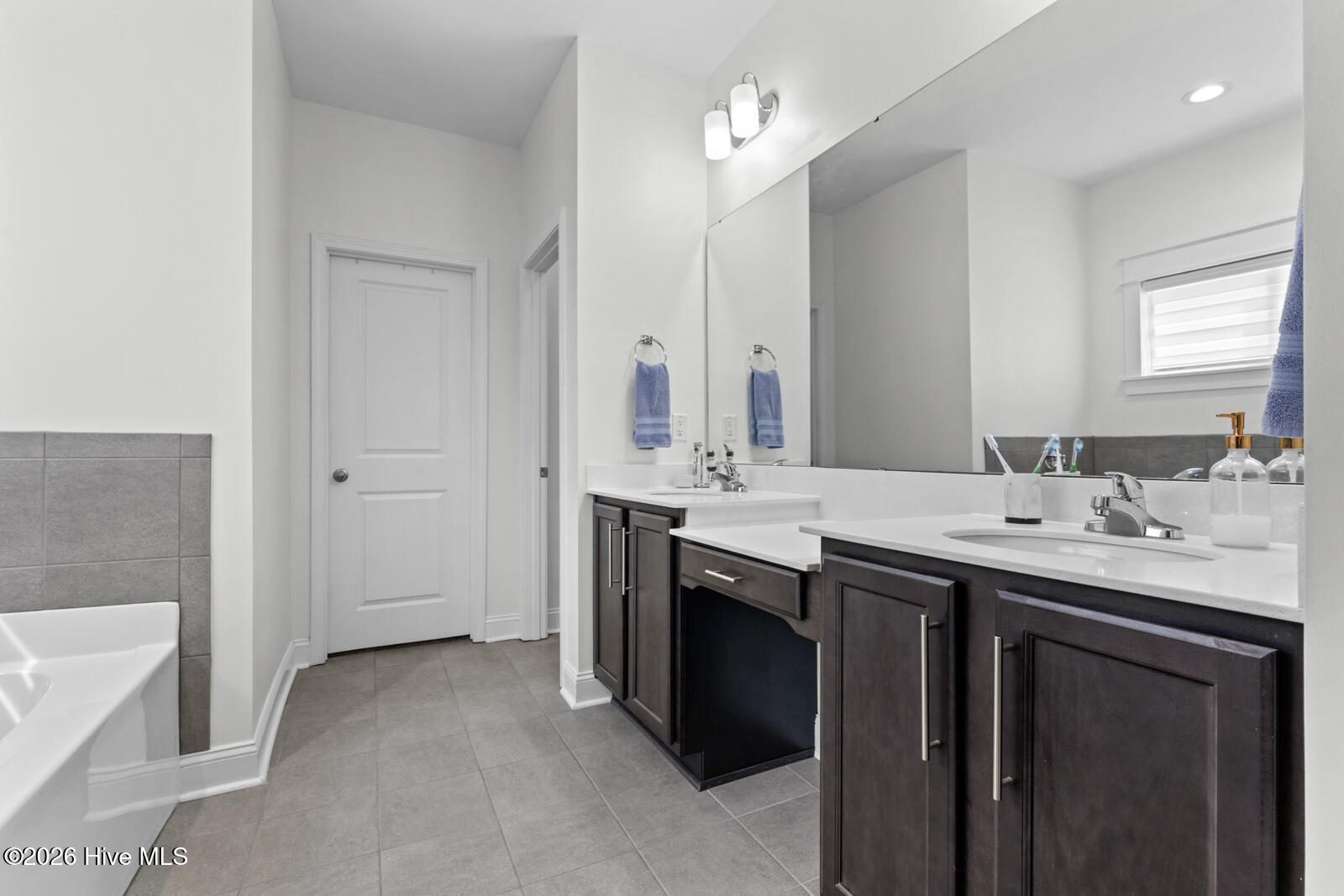 100565917 | Photo 23