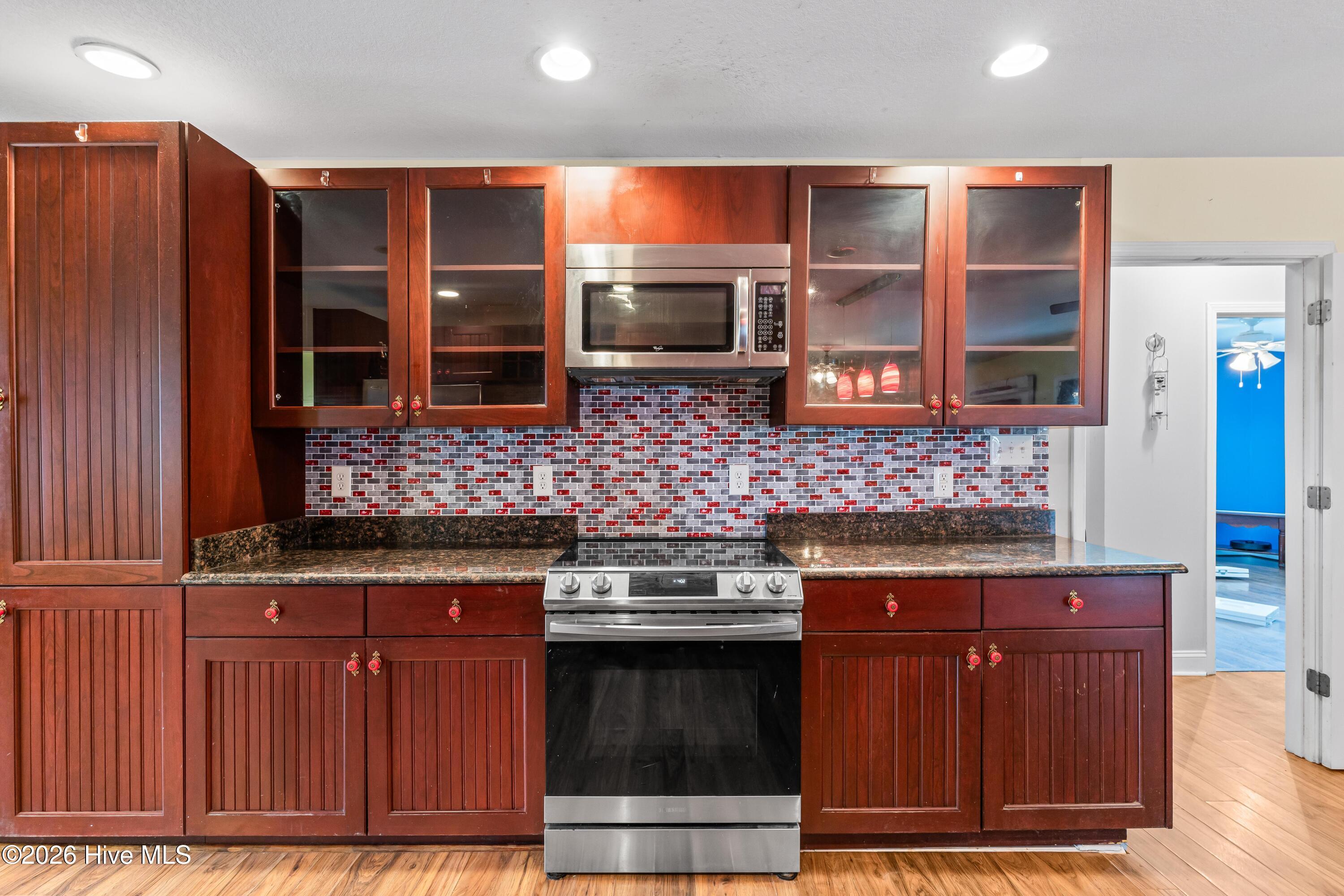 100559175 | Photo 16