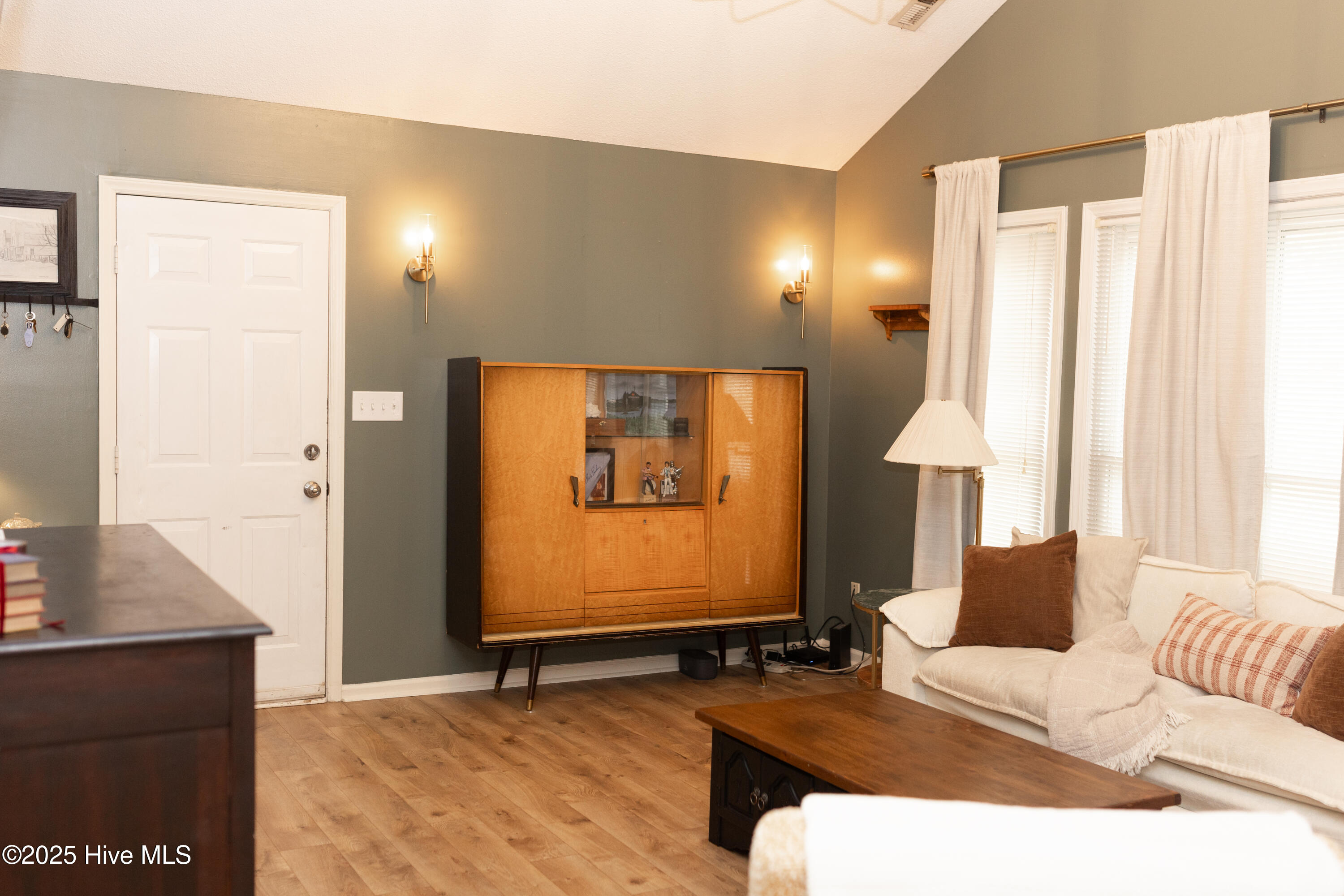 100540057 | Photo 11