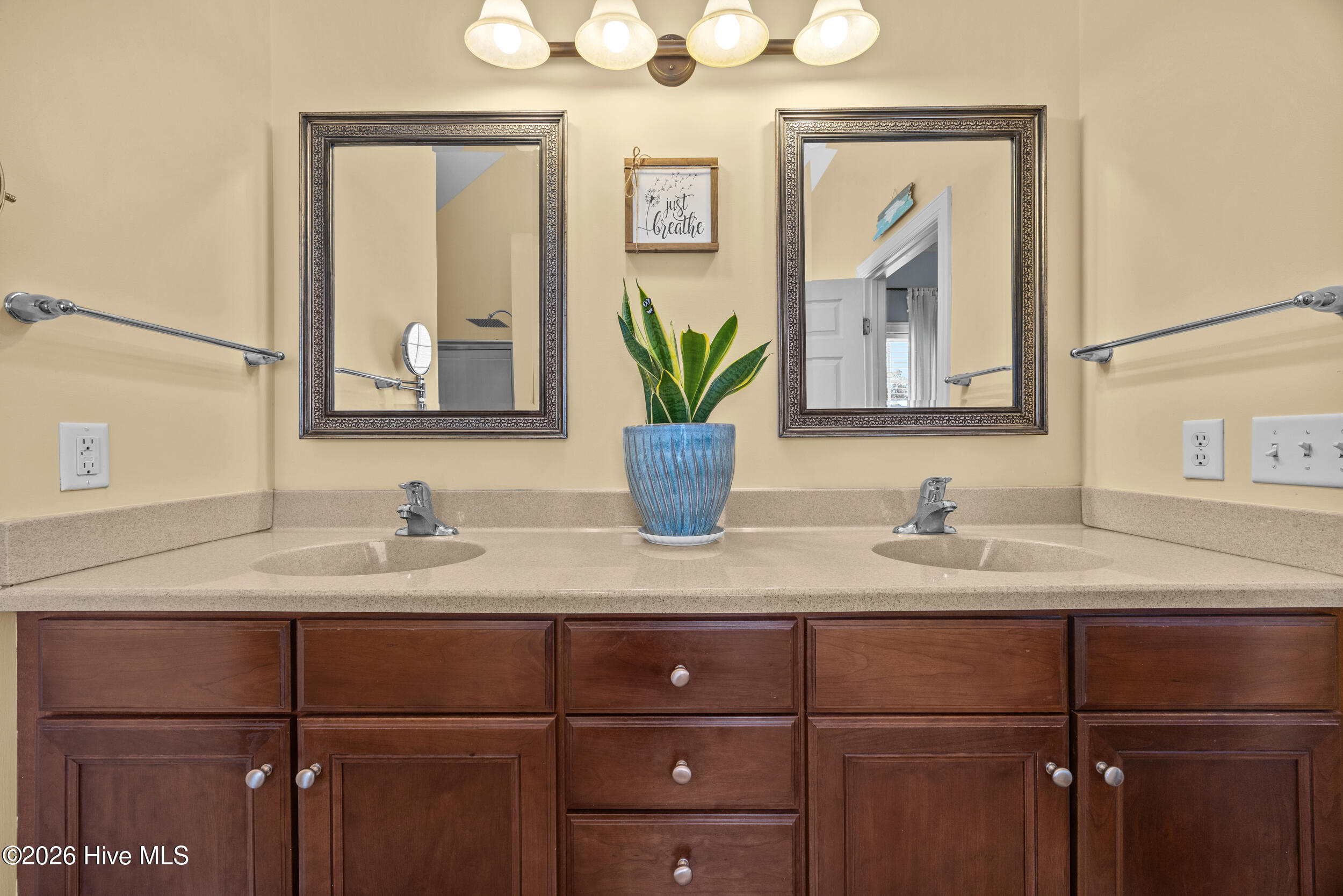 100550325 | Photo 40