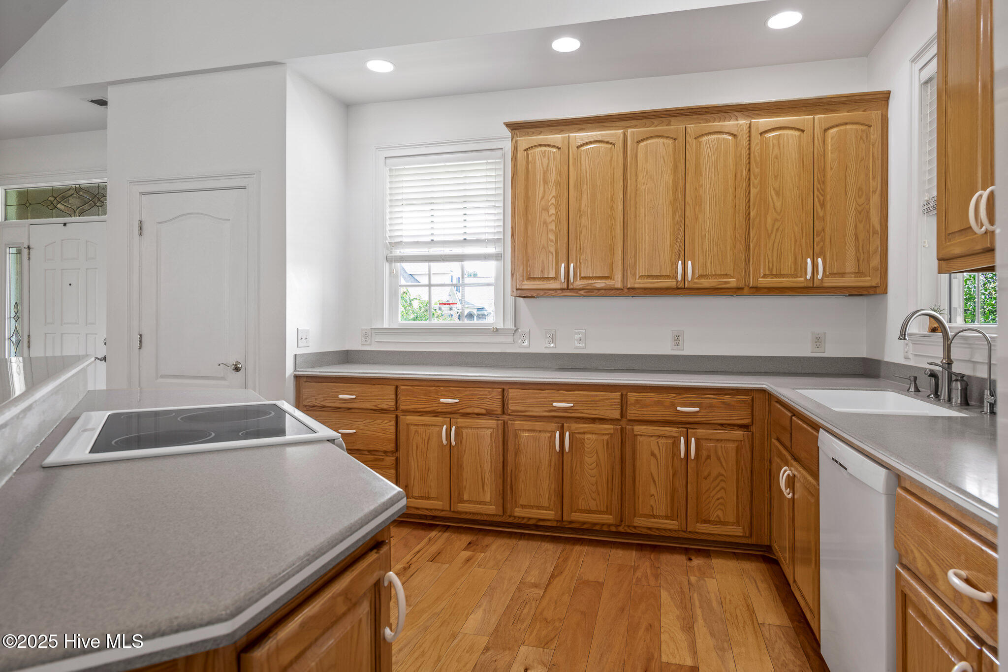 100528098 | Photo 14