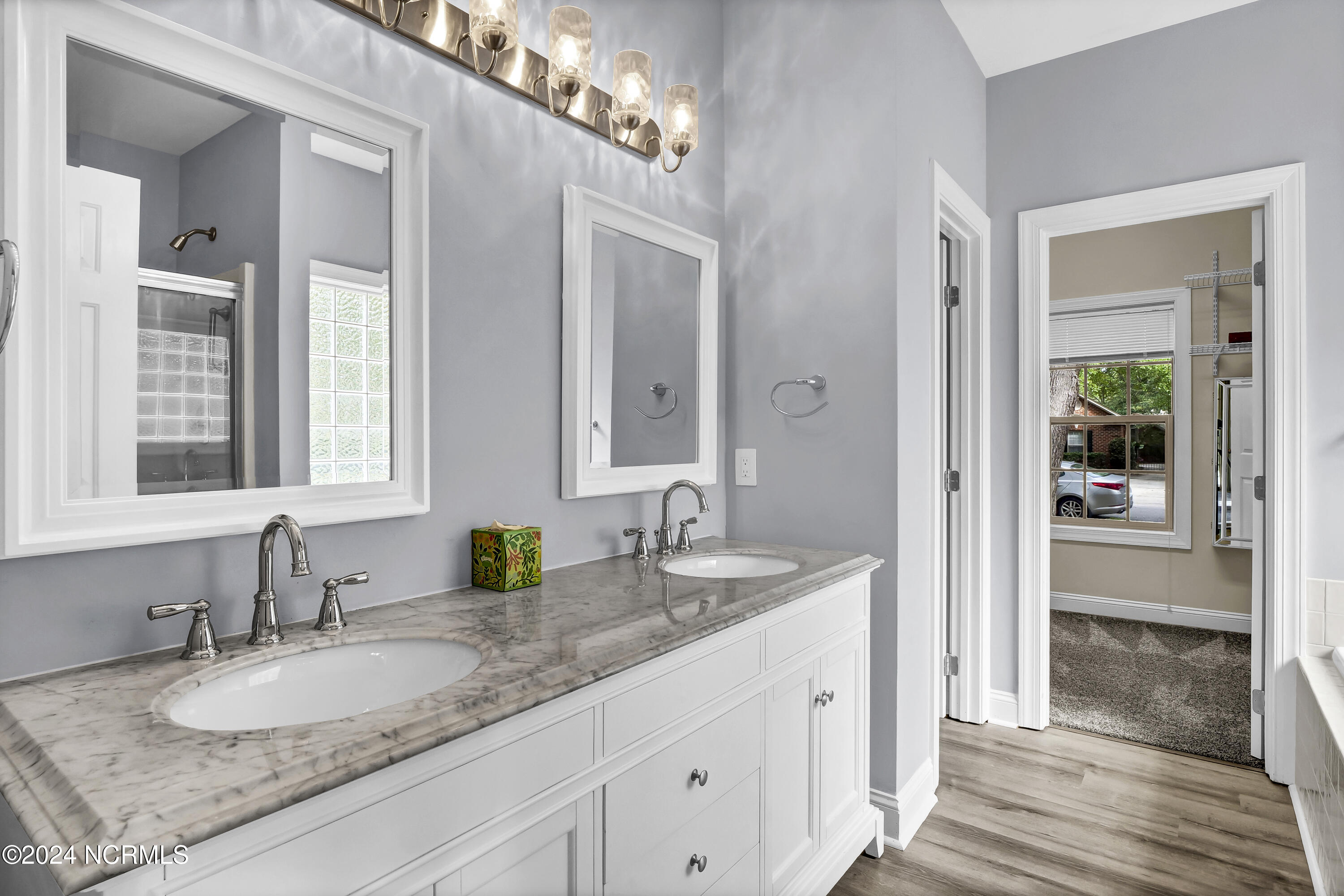 100567589 | Photo 17