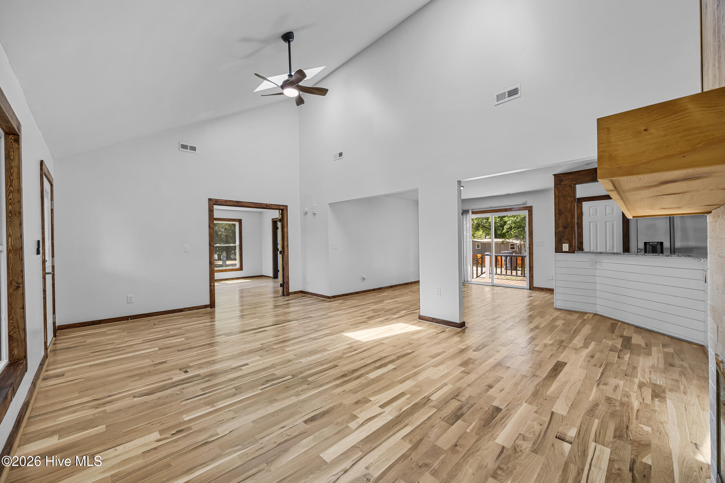 100568945 | Photo 16