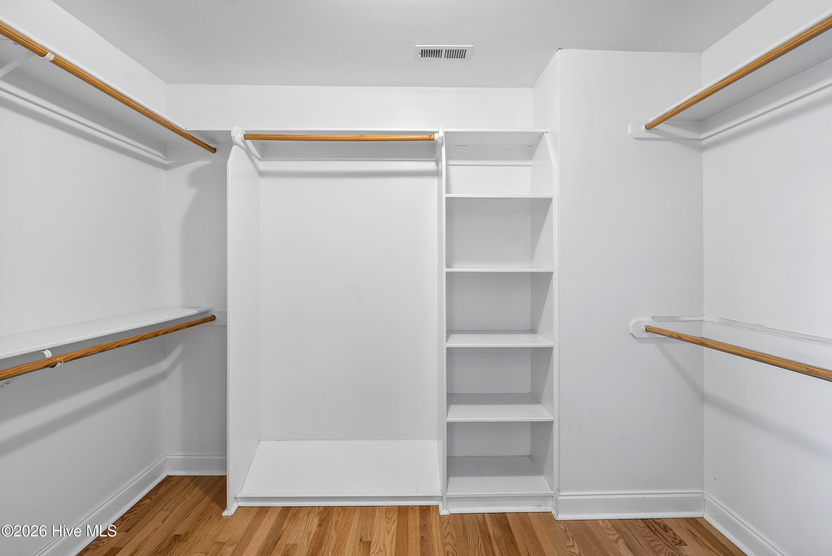 100563119 | Photo 48