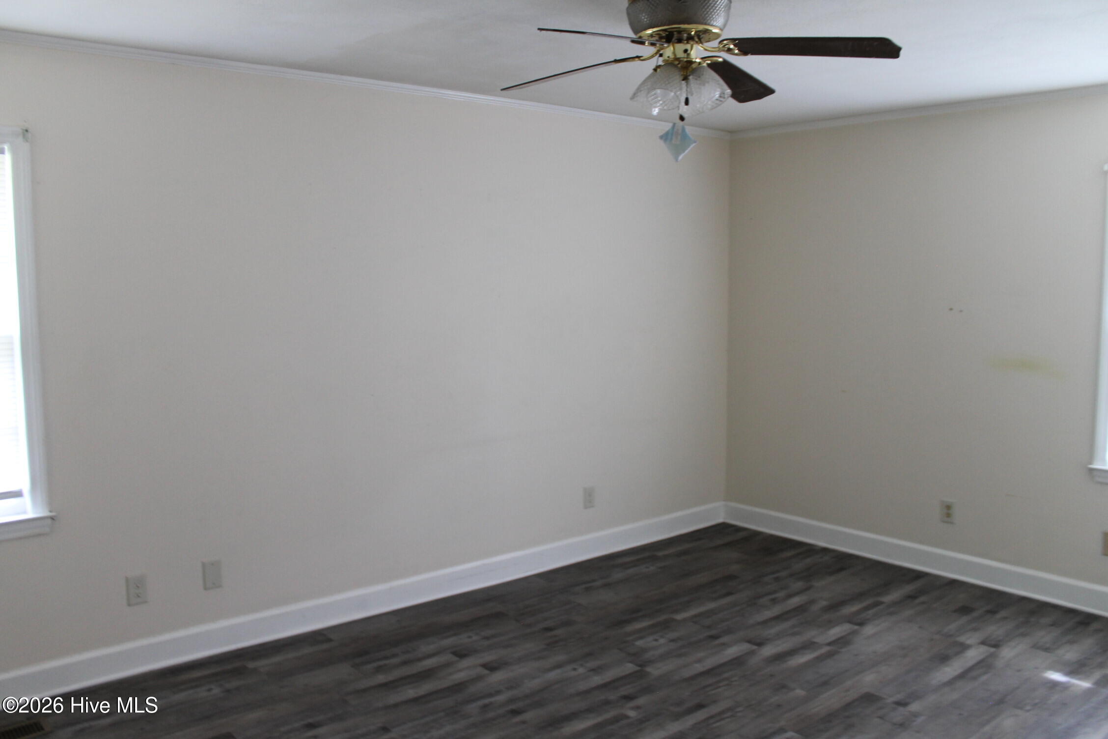 100565627 | Photo 51