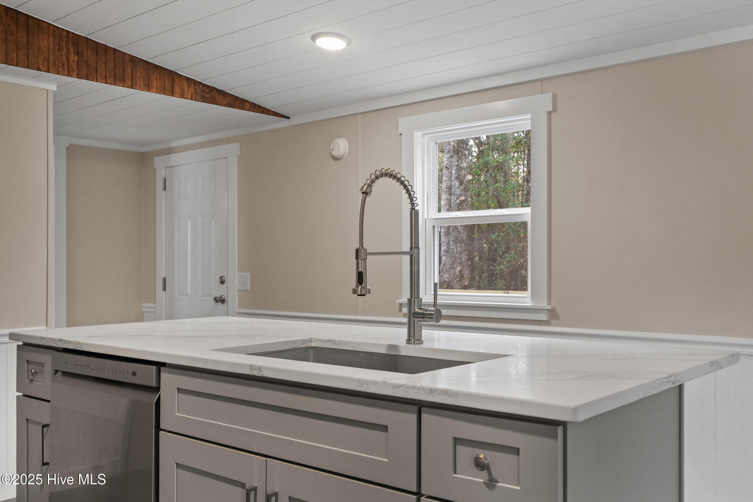 100544386 | Photo 14