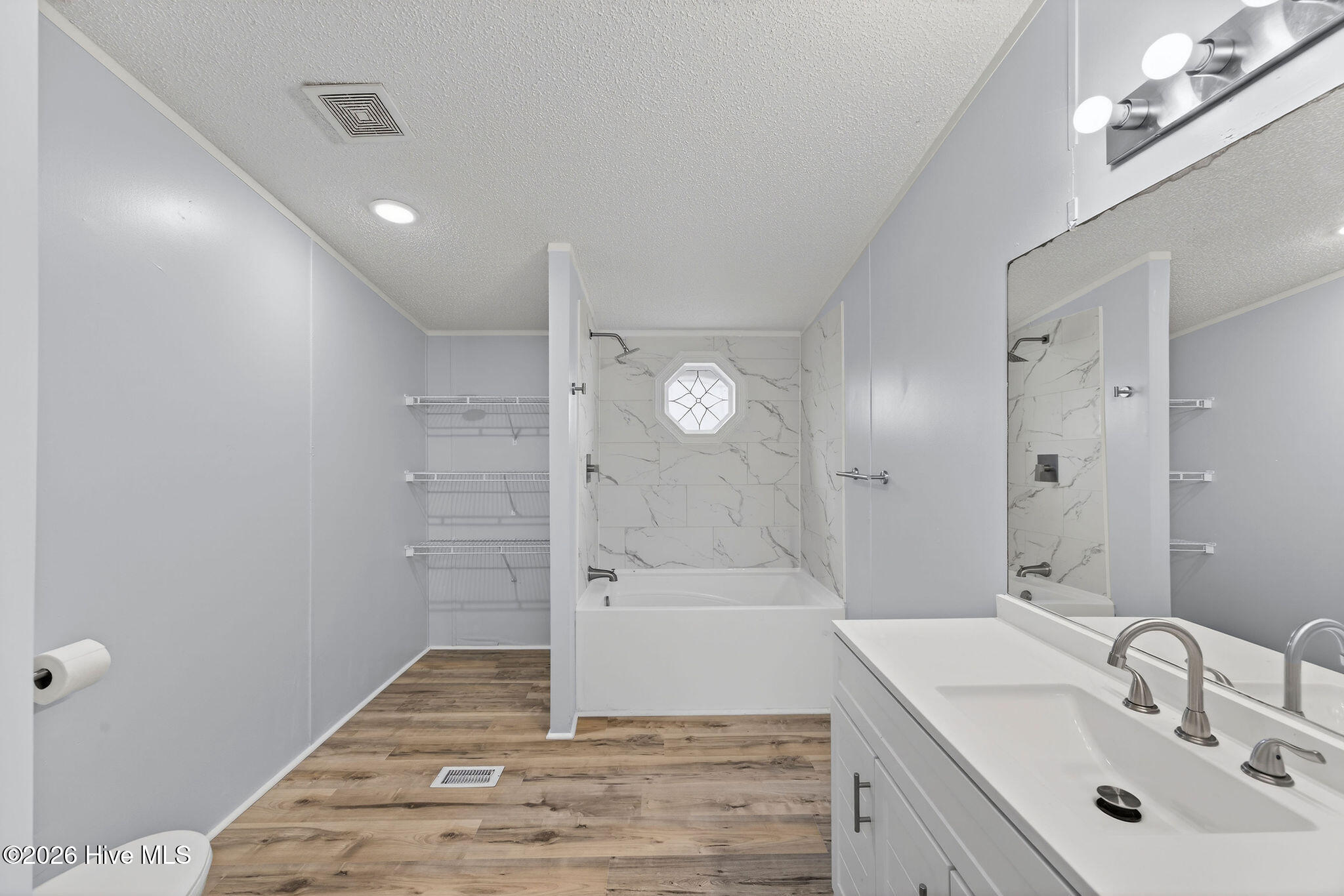 100556800 | Photo 24