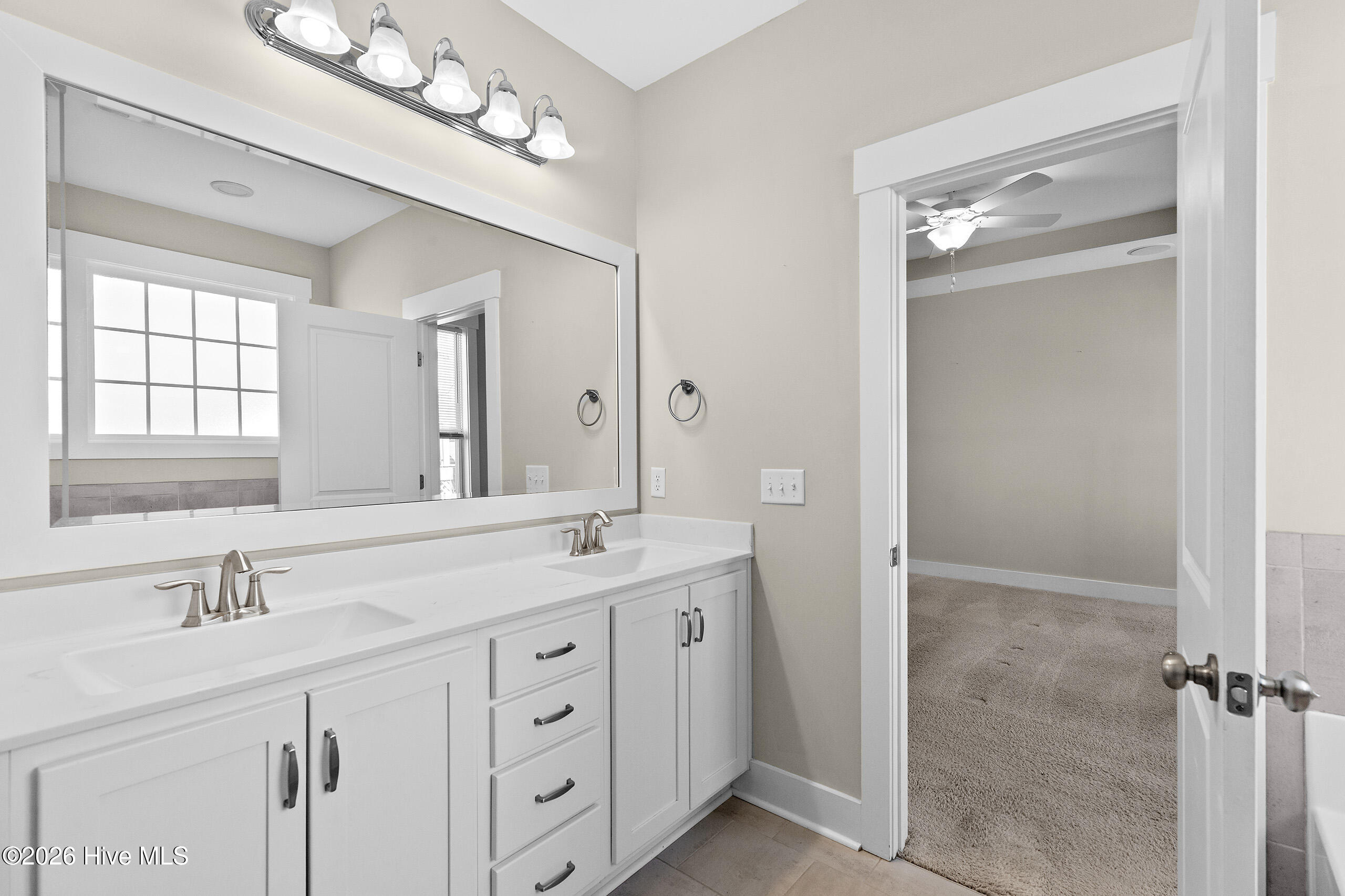 100550596 | Photo 24