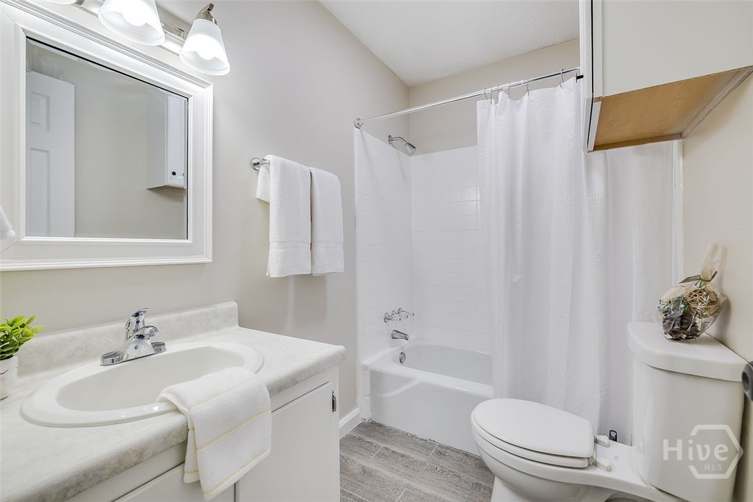 440 Pecan hall bath