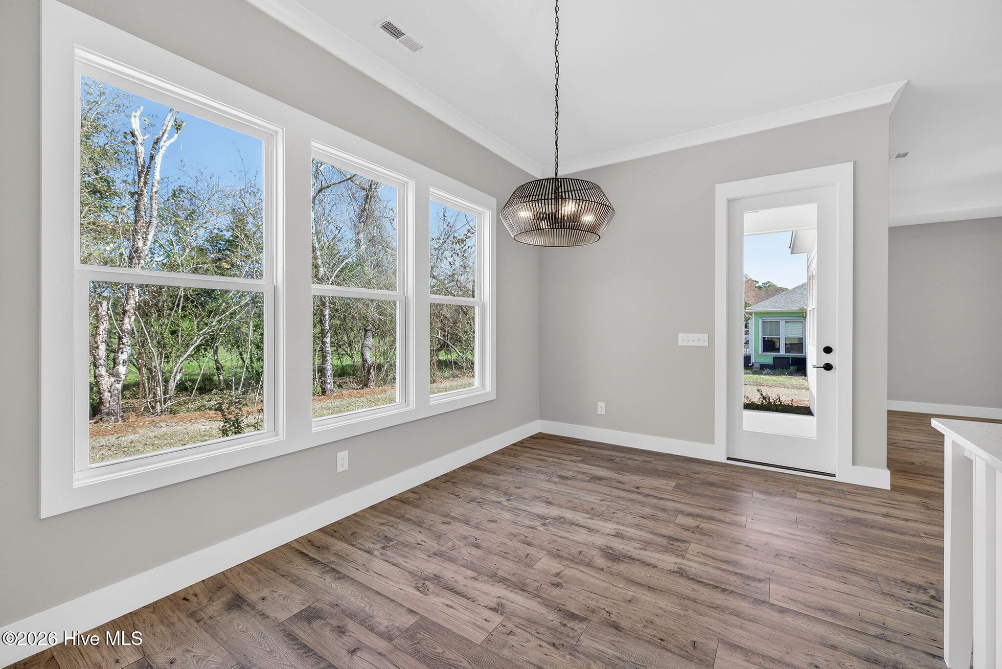 100560917 | Photo 12