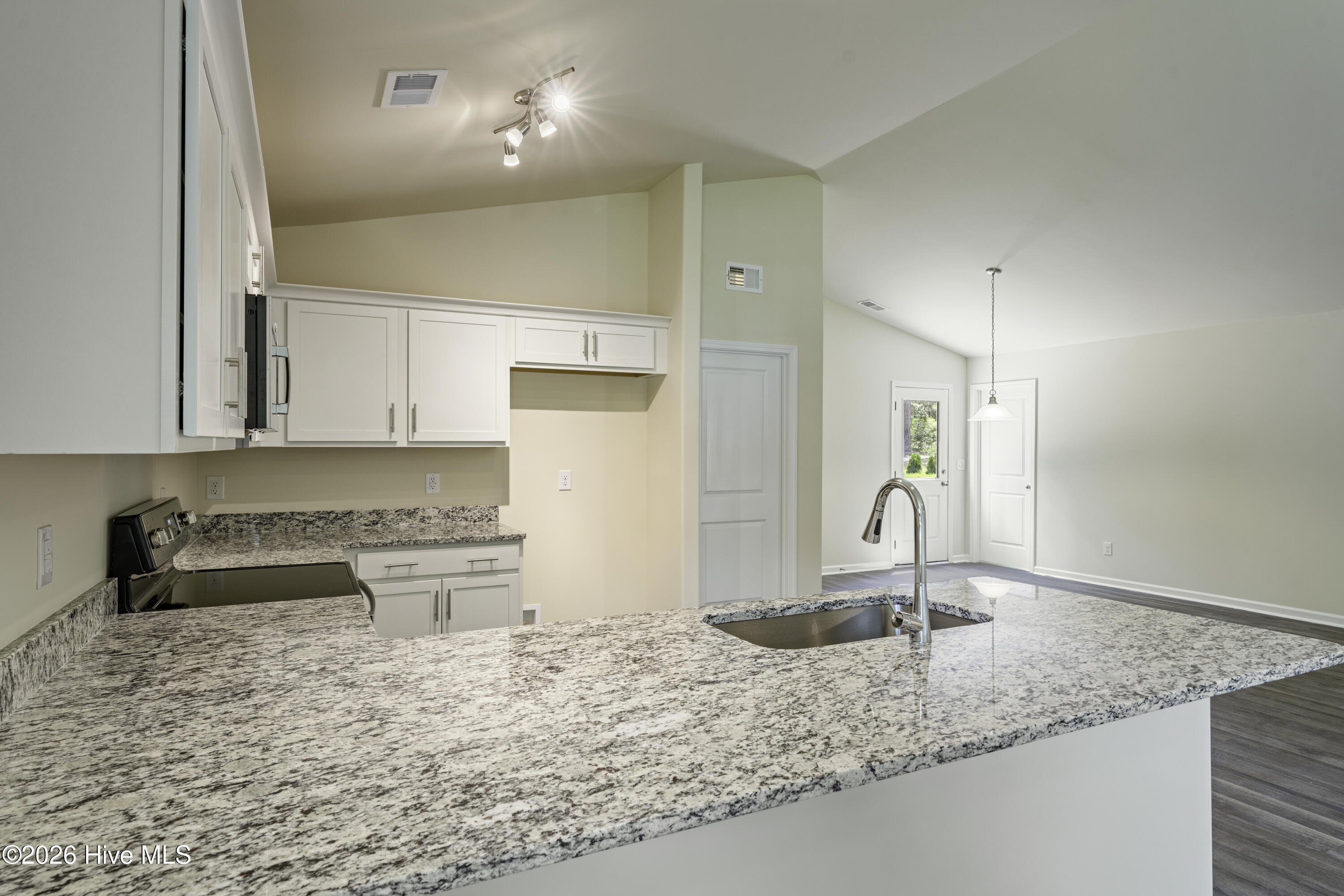 100550790 | Photo 13