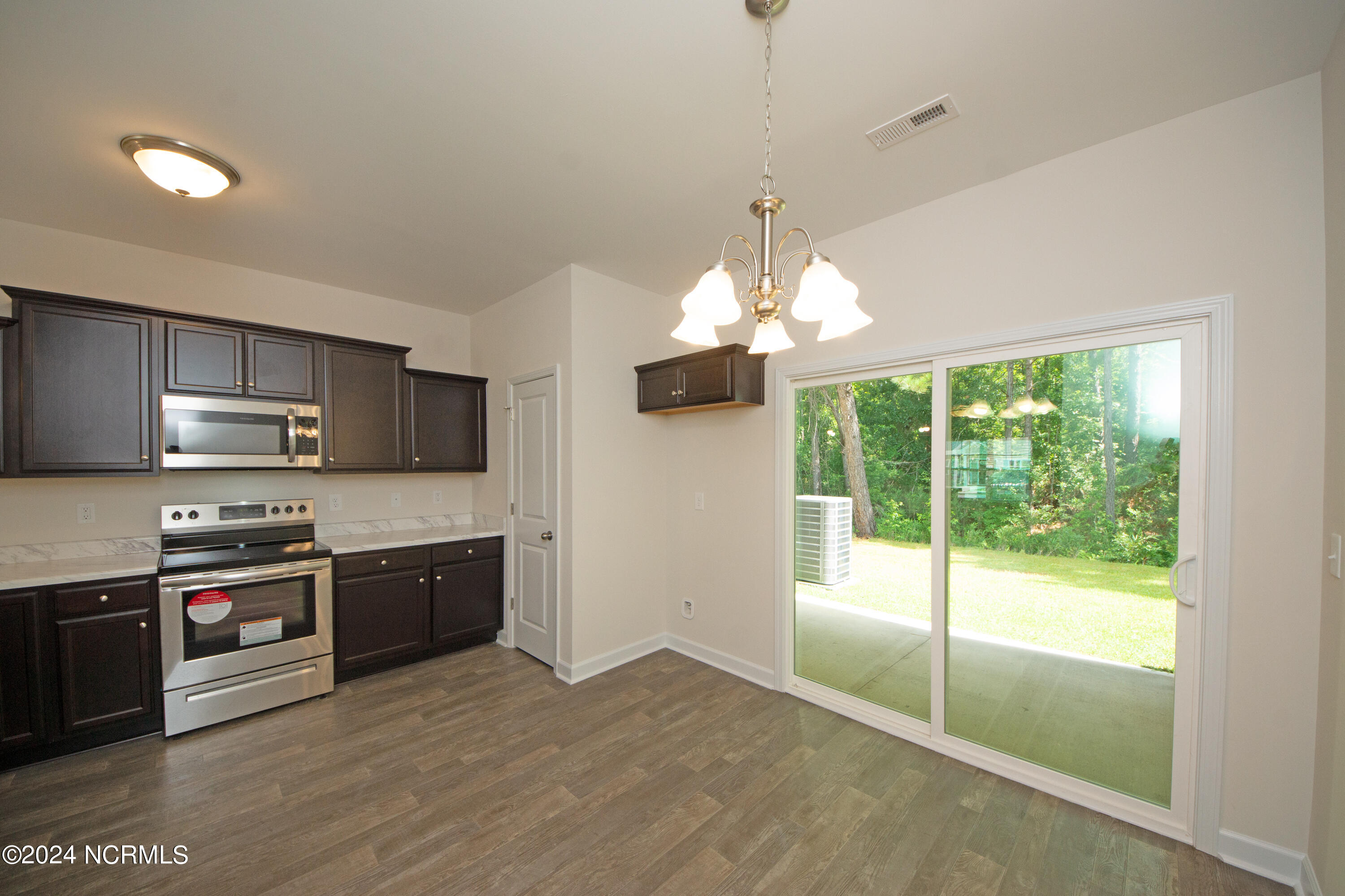 100561401 | Photo 15