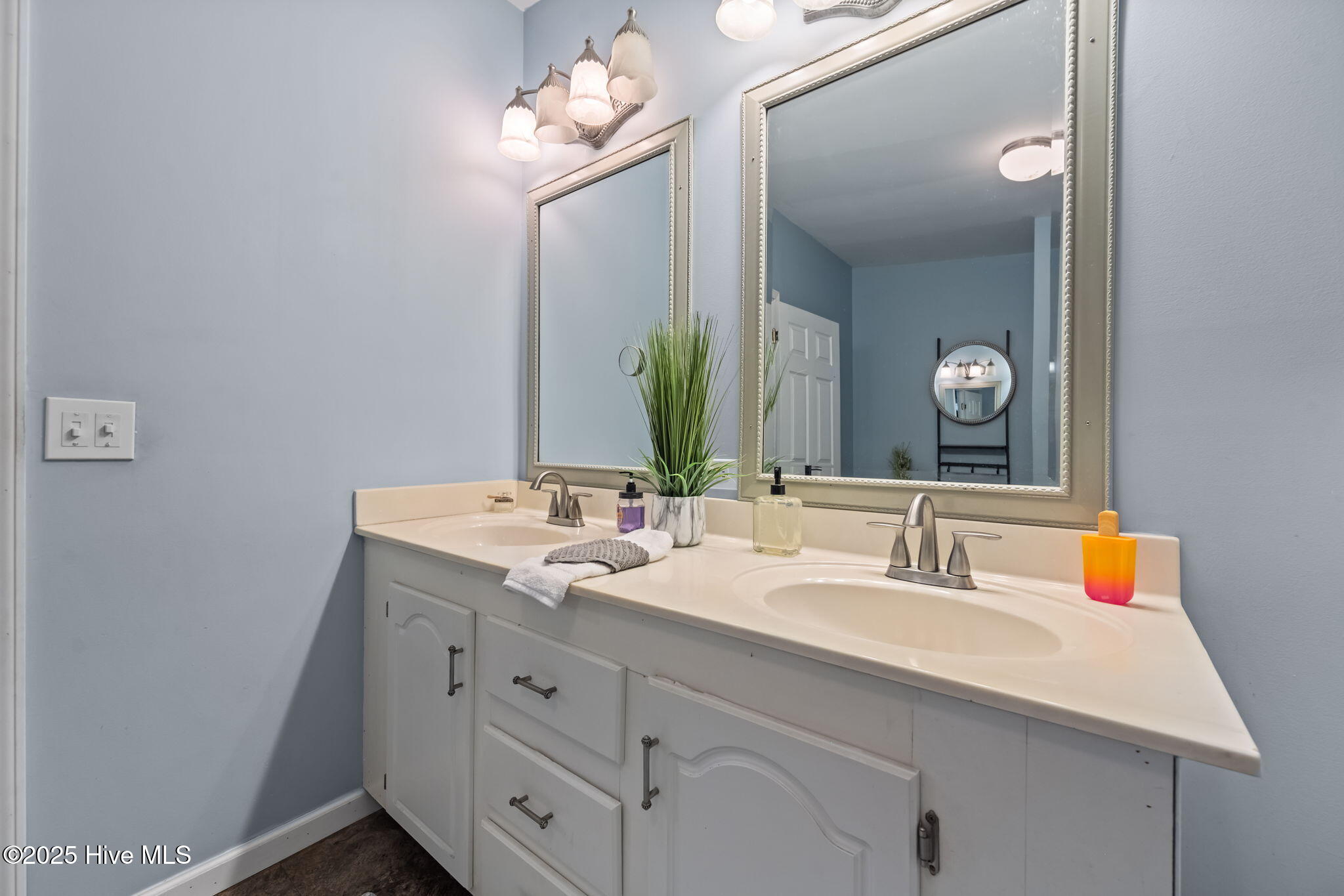 100537137 | Photo 33