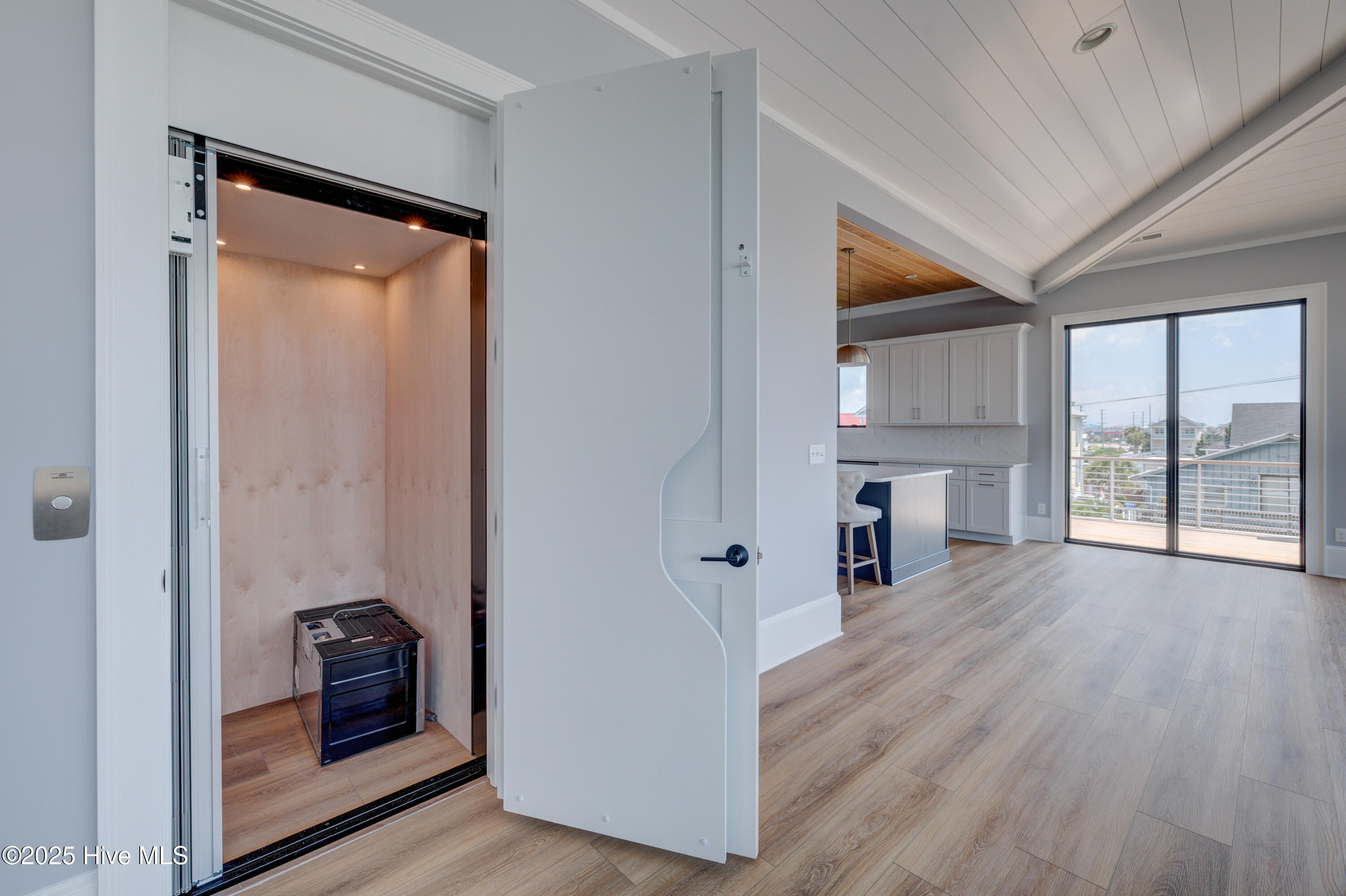 100519024 | Photo 14