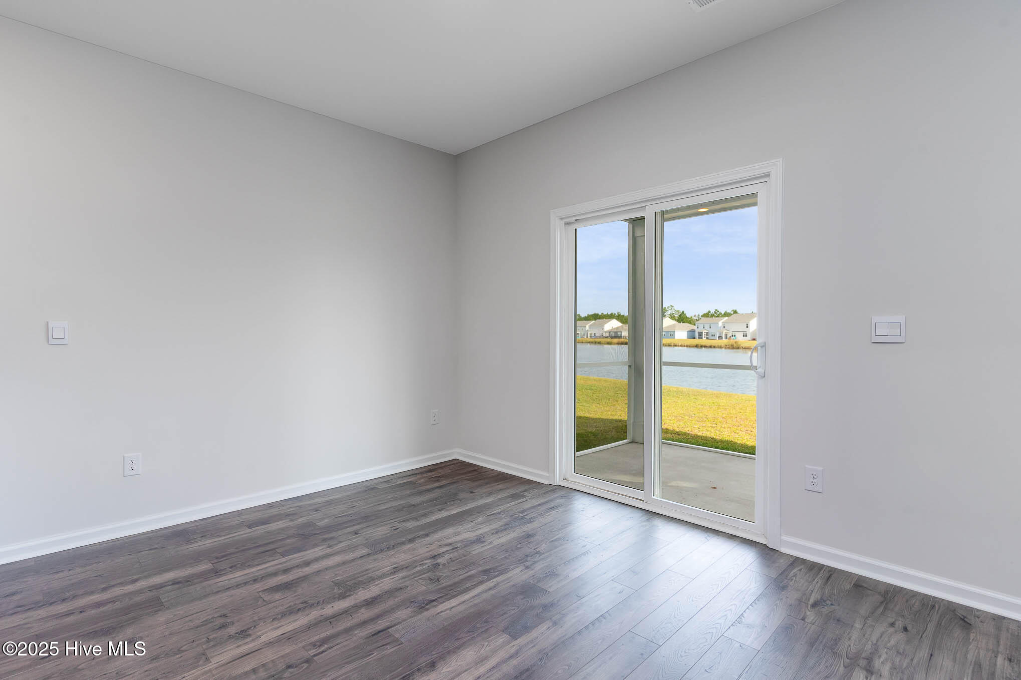 100550213 | Photo 11