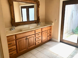 Owner's bathroom