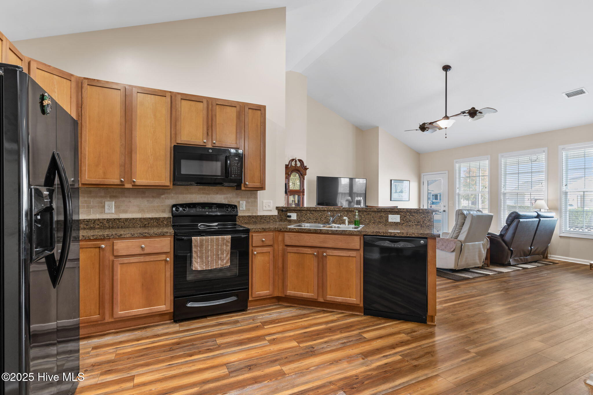 100540486 | Photo 13