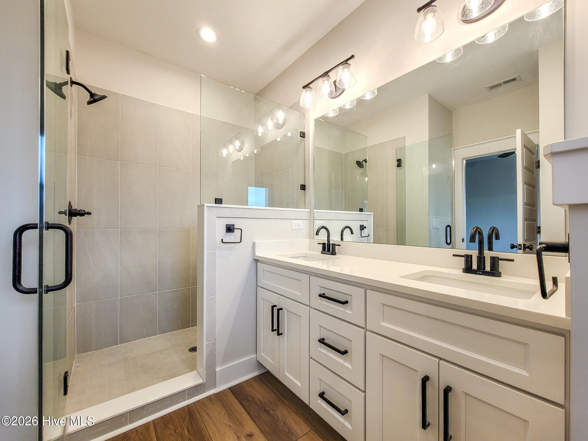 100553642 | Photo 47