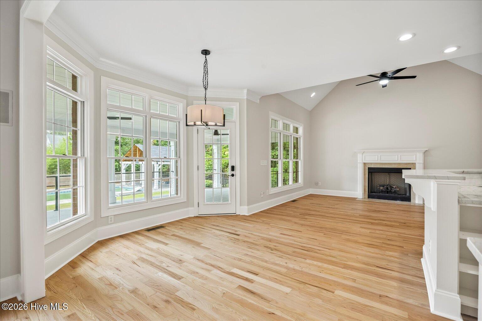 100560992 | Photo 15