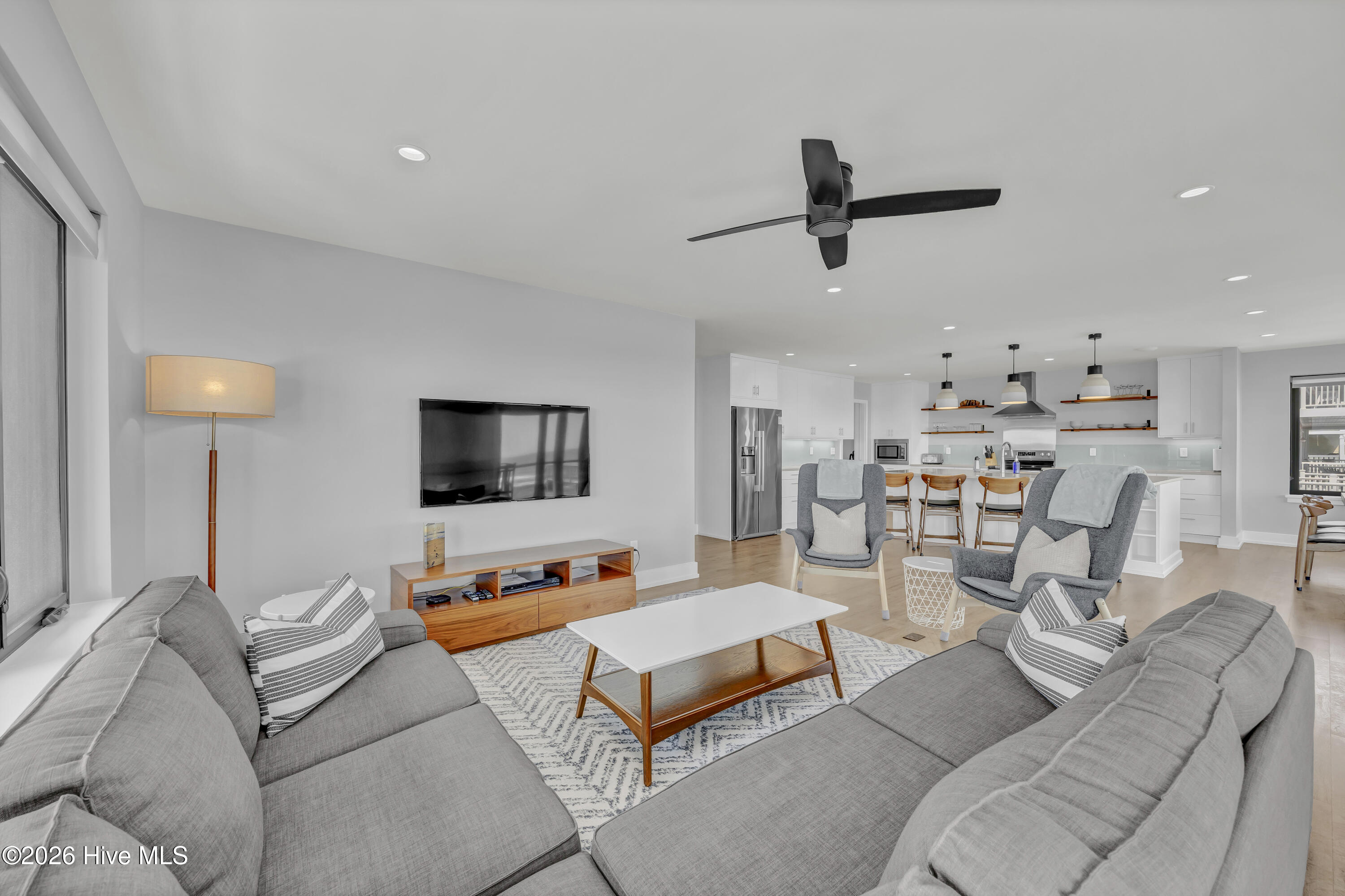 100565280 | Photo 45