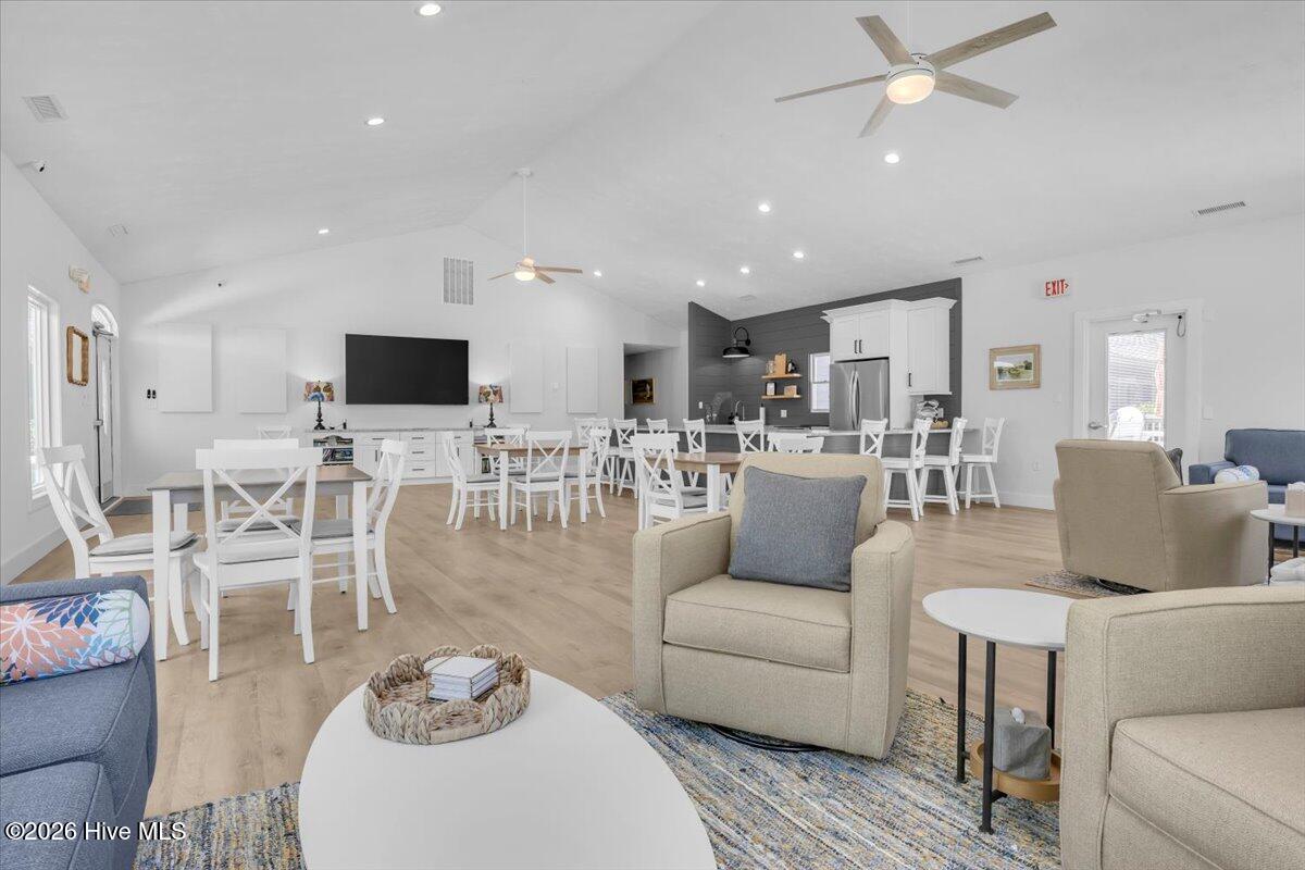 100565920 | Photo 78