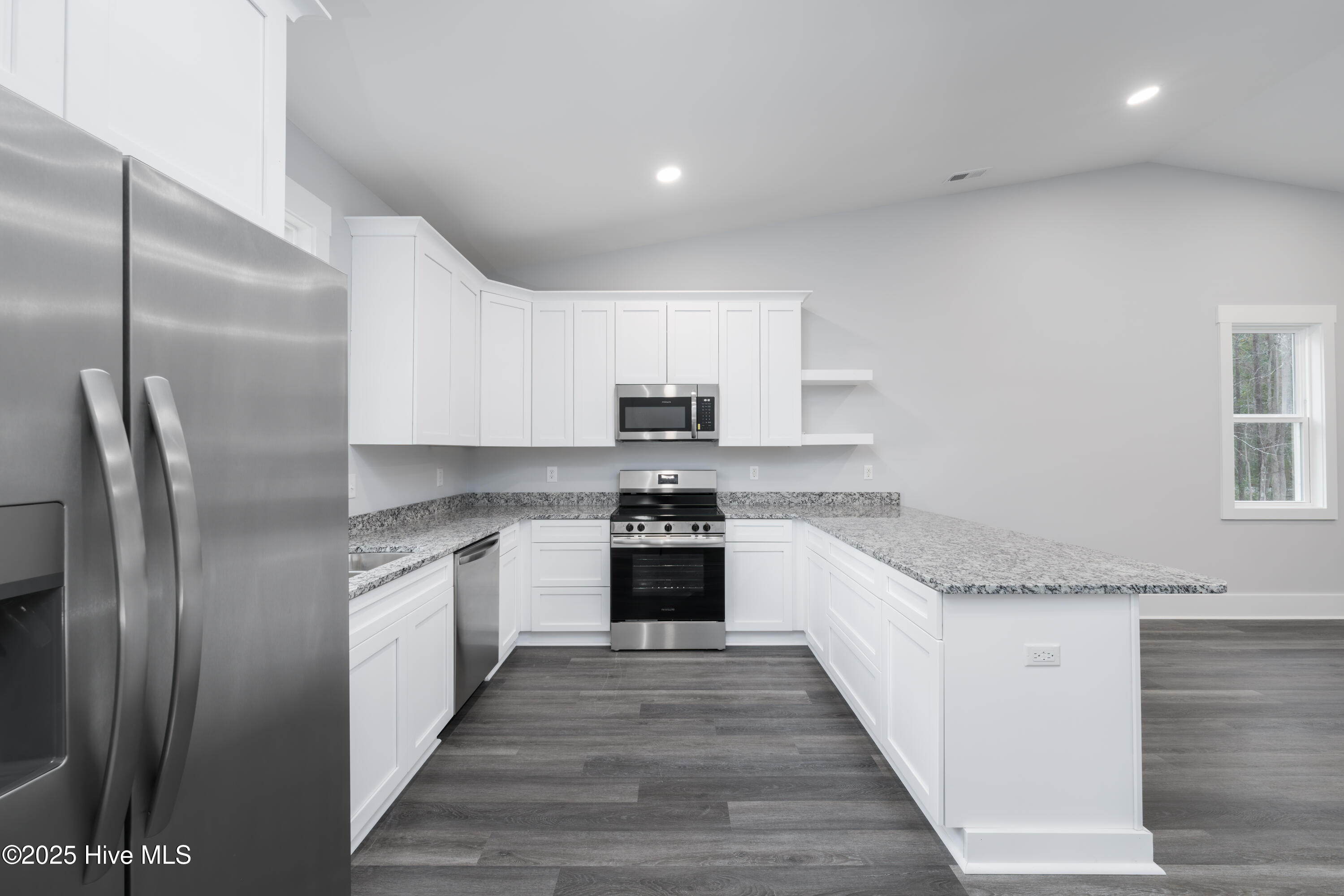 100523019 | Photo 14