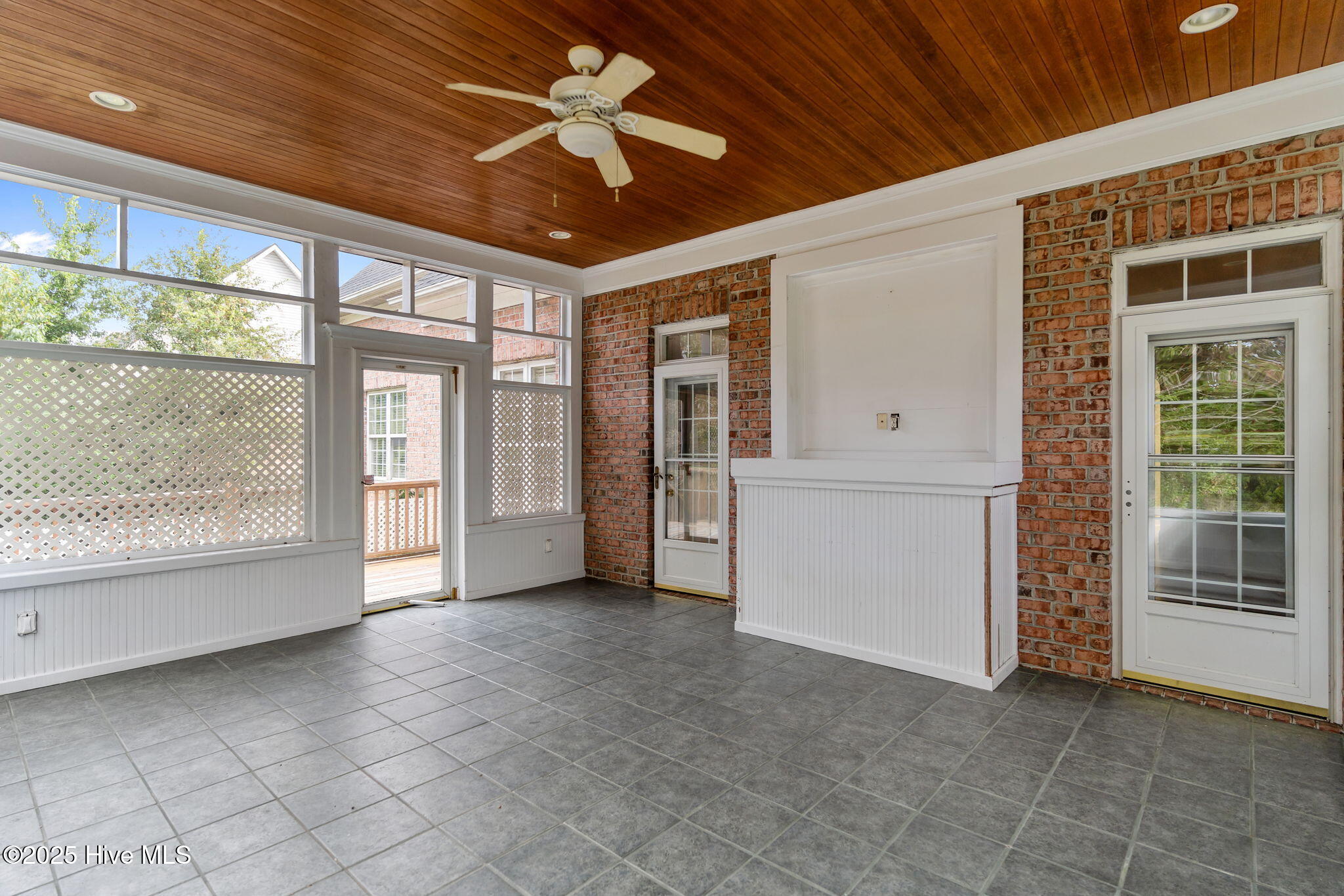 100538095 | Photo 53